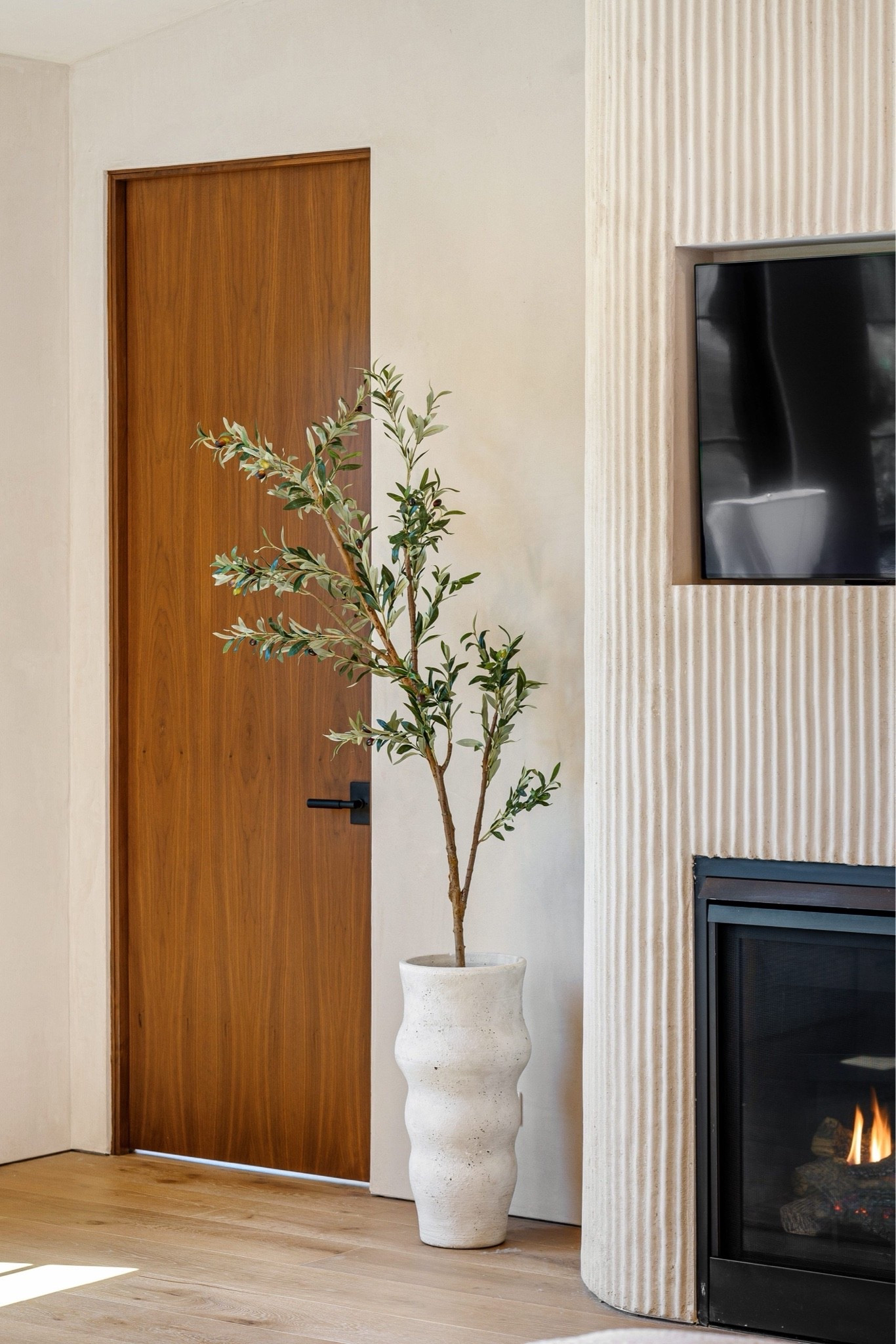 Modern farmhouse style at its finest 🤍 Think warm woods, neutral tones, layered textures, and timeless design that feels both elegant and inviting. The perfect blend of rustic charm and modern living creates a home that’s beautiful, comfortable, and effortlessly stylish.

#ModernFarmhouse #FarmhouseStyle #InteriorDesign #NeutralHome #HomeDecor #ModernLiving #RusticDecor #CozyHome #DreamHome

#LTKhome #LTKstyletip #LTKhome #LTKluxury
