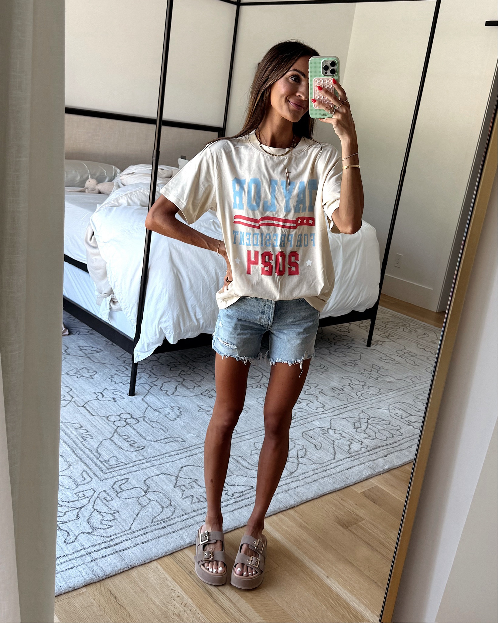 swifties unite! ❤️ love a good graphic tee and this one from @pinklily is perfect! 🙌🏻 use code laurens for 20% off! 
wearing medium for a more oversized fit 
#pinklilypartner #pinklily