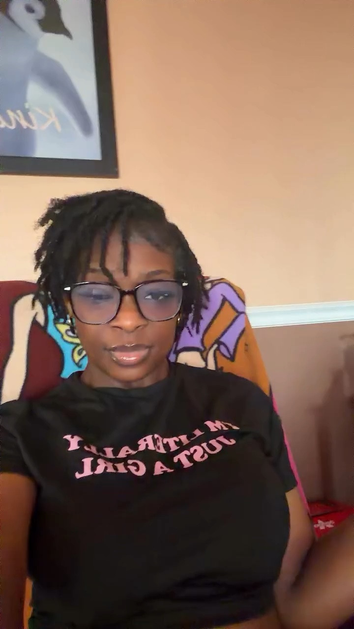 these are blue rizzler, my favorite color to drink :)

click the link in my bio for discount on @clapbackwines 👏🔙 

#clapbackambassador