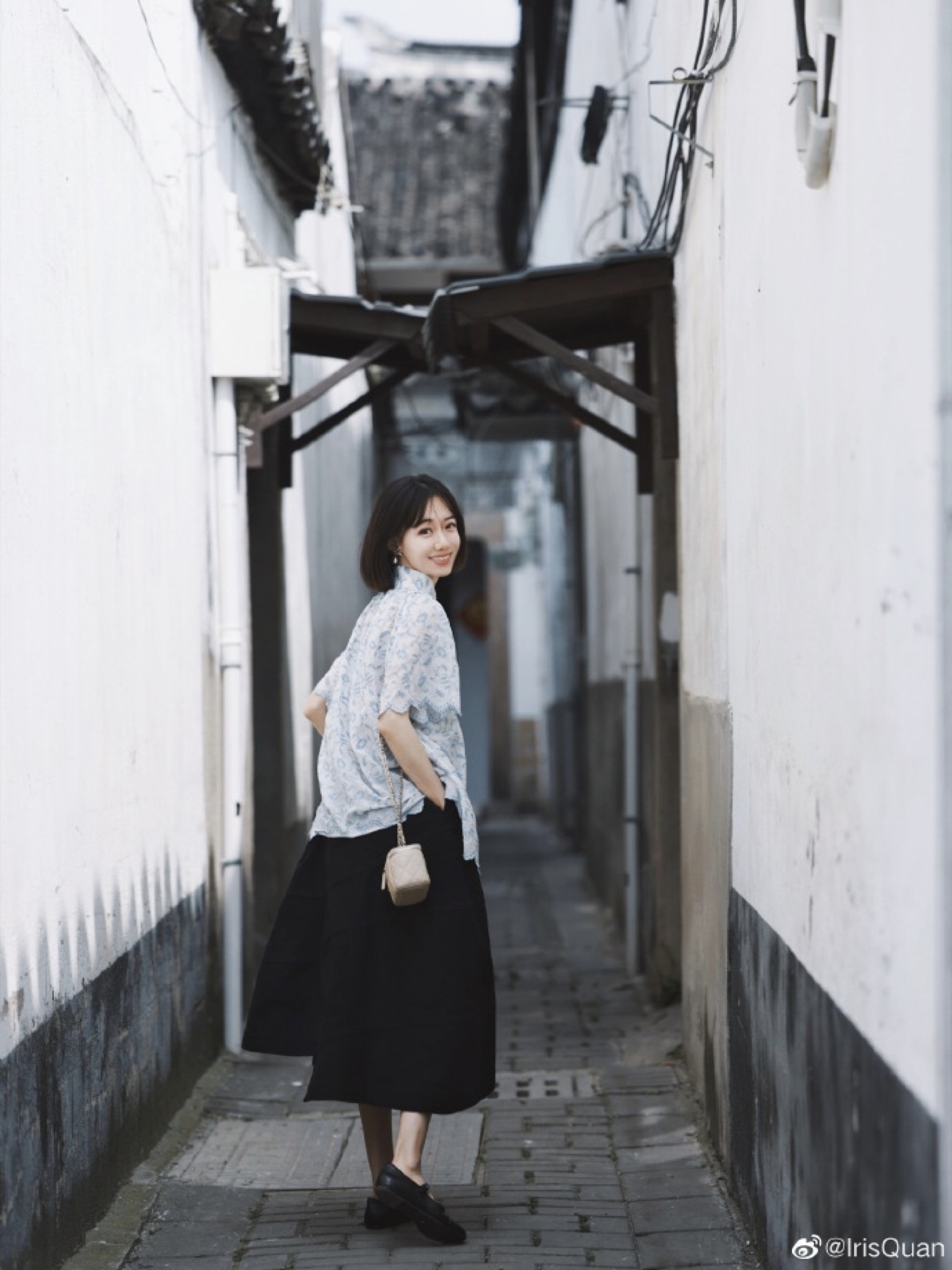 苏州🍃网师园，平江路。看紫藤摇曳，木香千叠，蔷薇如瀑。可能上辈子是江南女子吧，才把这心也留在了江南。

#Iris_OOTD##今天穿什么##遇见美好春天#  ​​​
#LTKchina #LTKasia

#LTKstyletip #LTKfit #LTKshoecrush