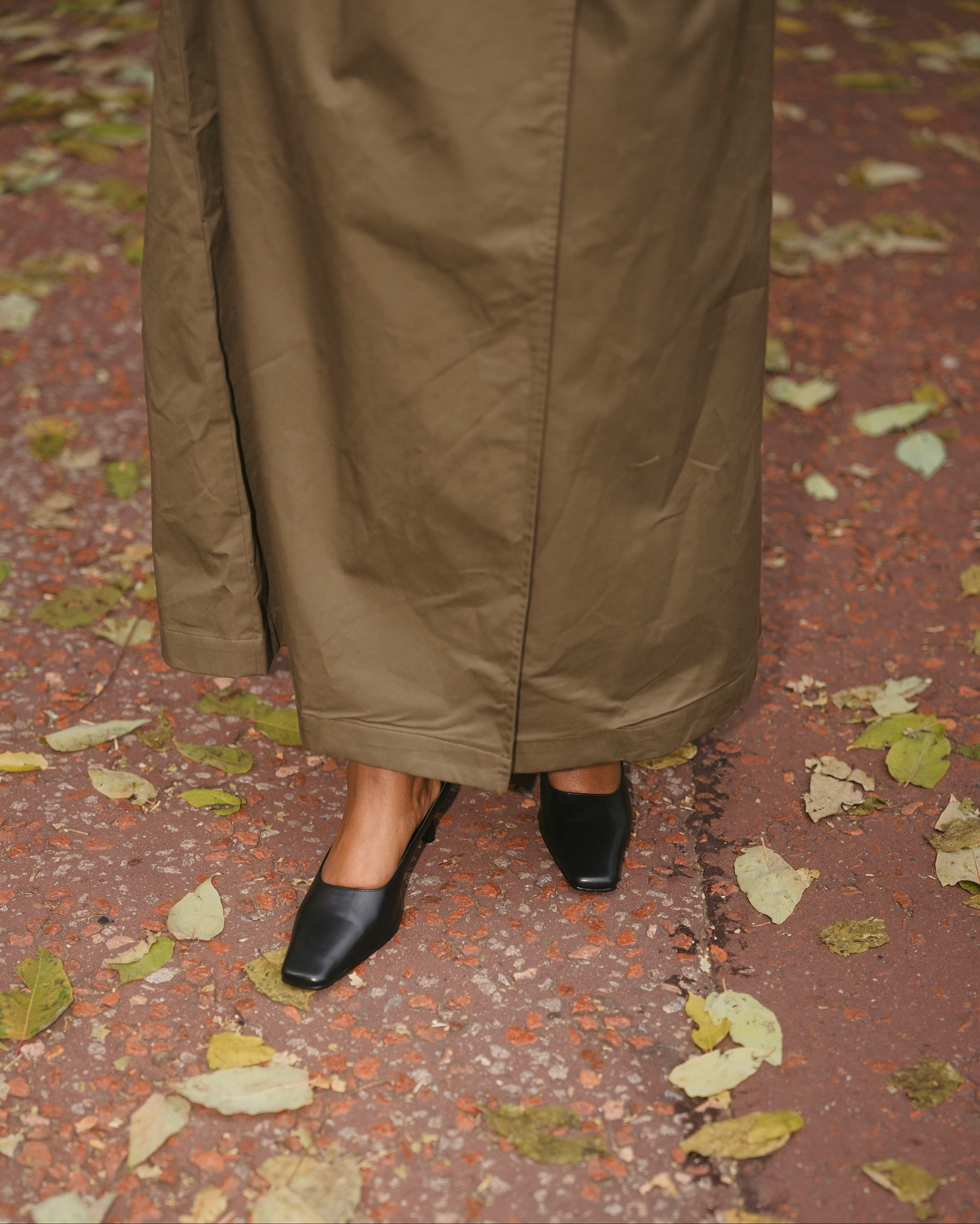 NA-KD Classic Trench coat Khaki, Oversized Mini Suede Cro ssbody Tote Khaki green, Squared Toe Mules, Autumn style, Fall style, Fall look, Autumn Outfit ,London street style  ,GRWM Outfit ,UK Fashion ,UK Women ,London lifestyle, Autumn look, Evening Outfit, Date night outfit, Date night 

 #LTKuk #LTKautumn #LTKdatenight