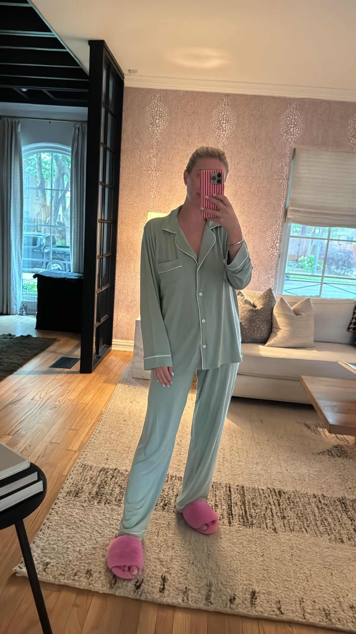 Eberjey pajamas have me in a chokehold. They’re a perfect Mother’s Day gift!
