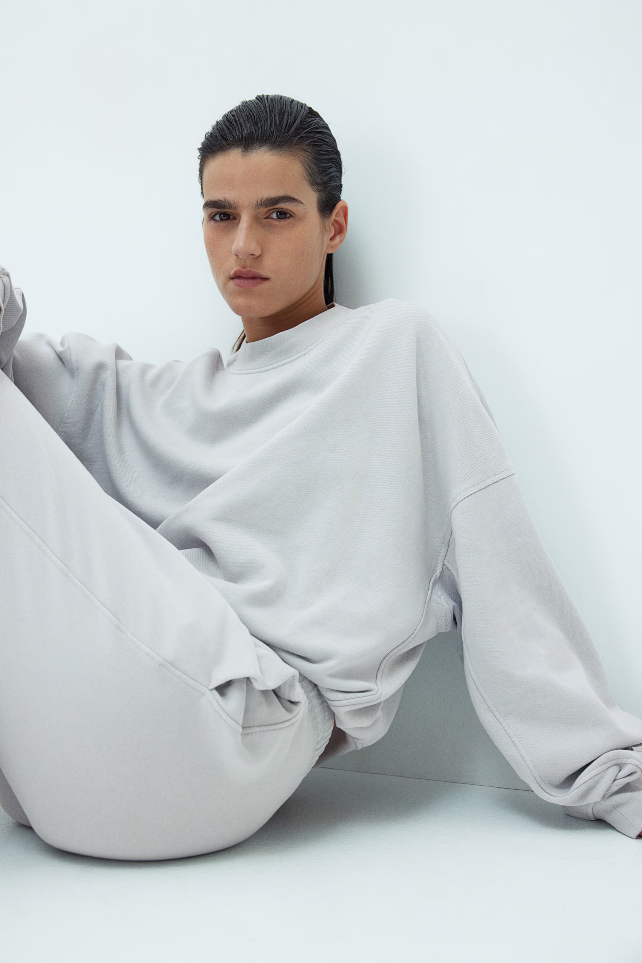 Oversized sweatshirt - Round neck - Long sleeve - Light grey - Ladies | H&M GB | H&M (UK, MY, IN, SG, PH, TW, HK)