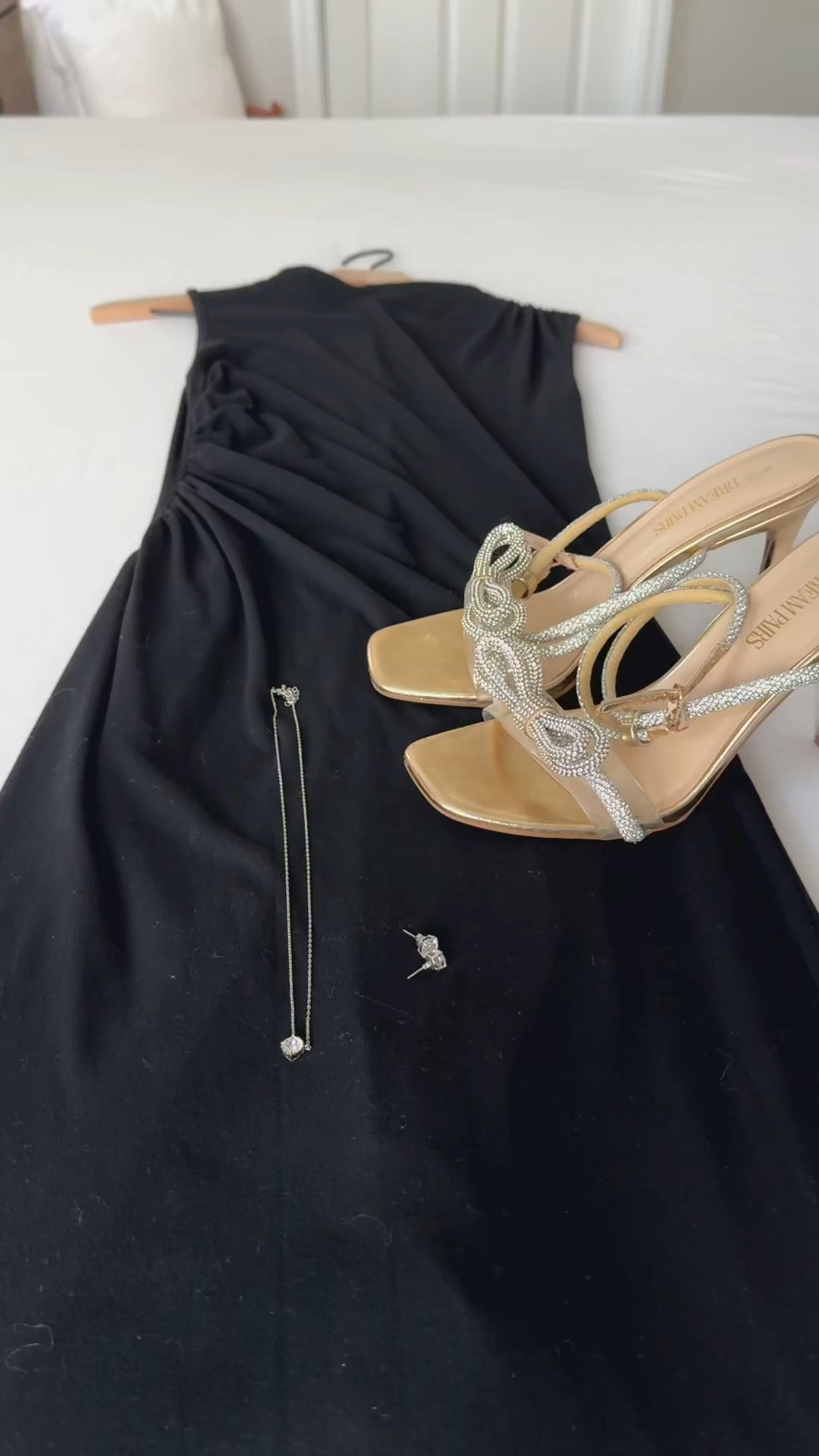 Effortless elegance in all black 🖤✨ The kind of look that speaks volumes without saying a word 🤫 sleek, timeless, and just a little bit flirty 😉 Perfect for a fall wedding that deserves a little sparkle 💎

#DateNightReady #LittleBlackDress #ClassyVibes #EveningElegance #OOTN #StyleInspo #ChicAndTimeless #FallWeddingGuestDress #FallWeddingGuest

#LTKWedding #LTKFindsUnder50 #LTKSeasonal