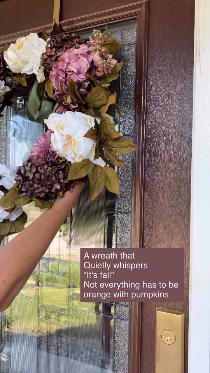 Last years nod to a subtle fall porch. And because I don’t like to be wasteful, I’m reusing this wreath again. She’s a timeless classic 🤌🏻 comment below and I’ll send you the links!