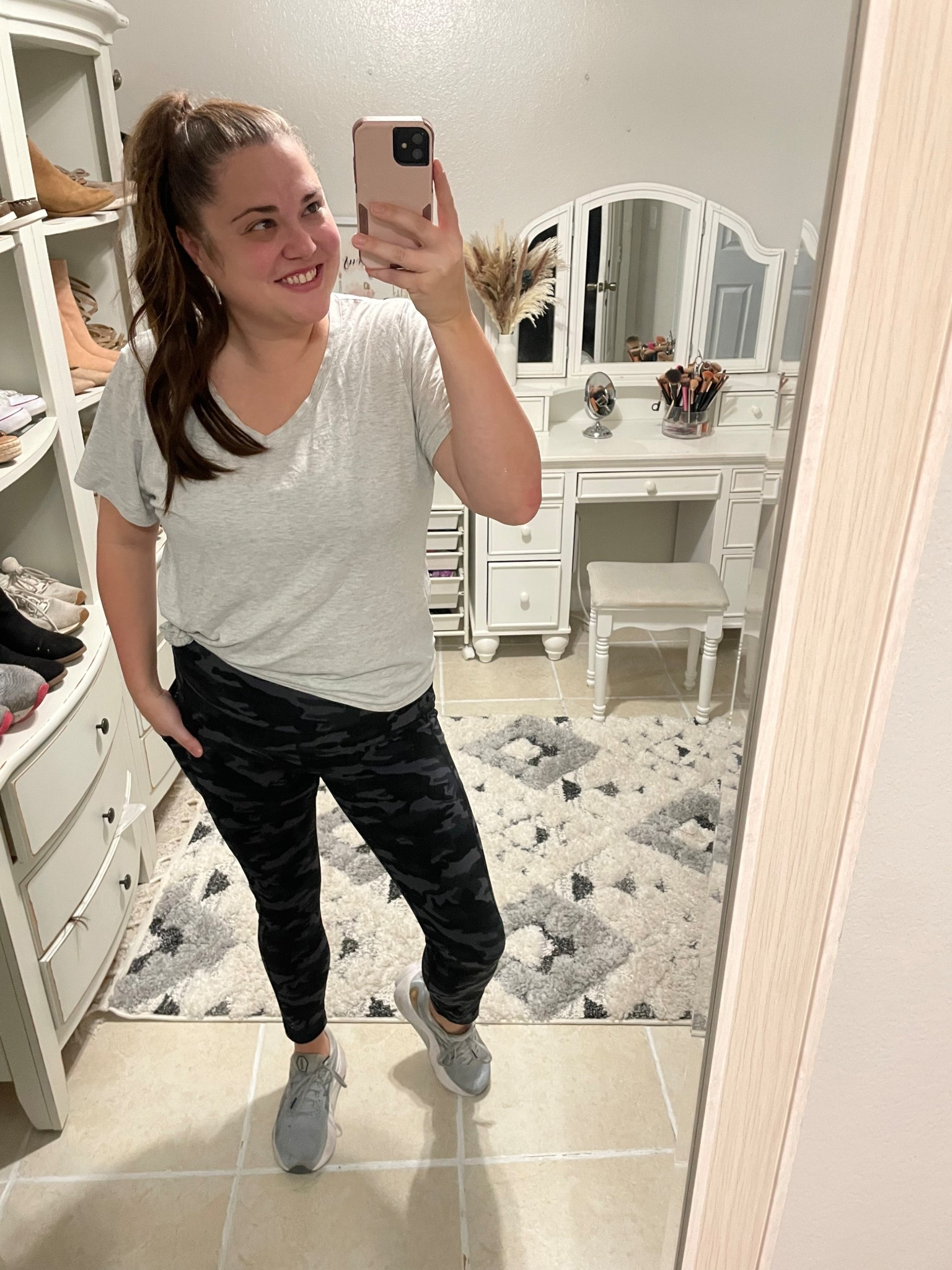 Running miles and errands in this fit.
Supportive, breathable, and zero distractions—which is exactly how I like my running gear.
Whether I’m logging easy miles or squeezing in strength after, this outfit keeps up.
Everything linked in my LTK storefront 🤍
Size-inclusive, runner-approved, midsize friendly.

#LTKfitnessgoals #LTKActive #LTKmorningroutine