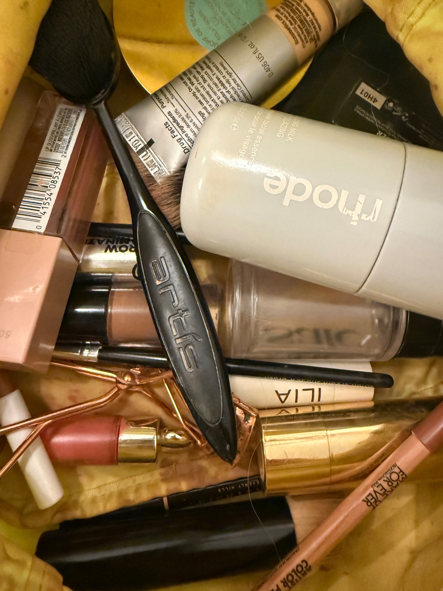 My full make up routine:
It cosmetics foundation: medium tan 
Bronzer stick: Leo
Liquid blush: hope
Eyeshadow: cashew
Gucci Bronzer: shade 2
Lipstick: hold me
Glass: gummy bear

#LTKBeauty