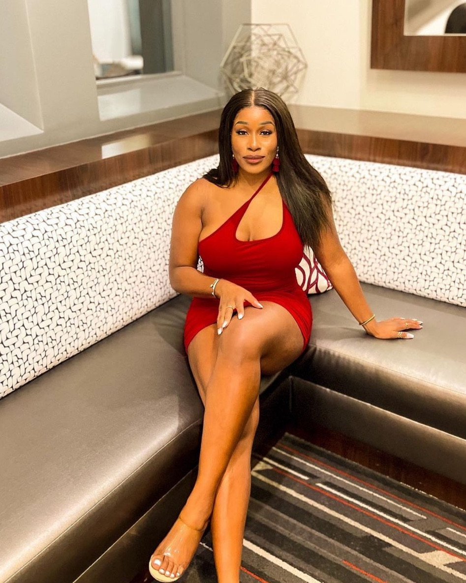 •Wearing a Large in dress and took one of the straps over my head to get both straps on the same side for keyhole look 




#LTKFind #LTKcurves #LTKstyletip