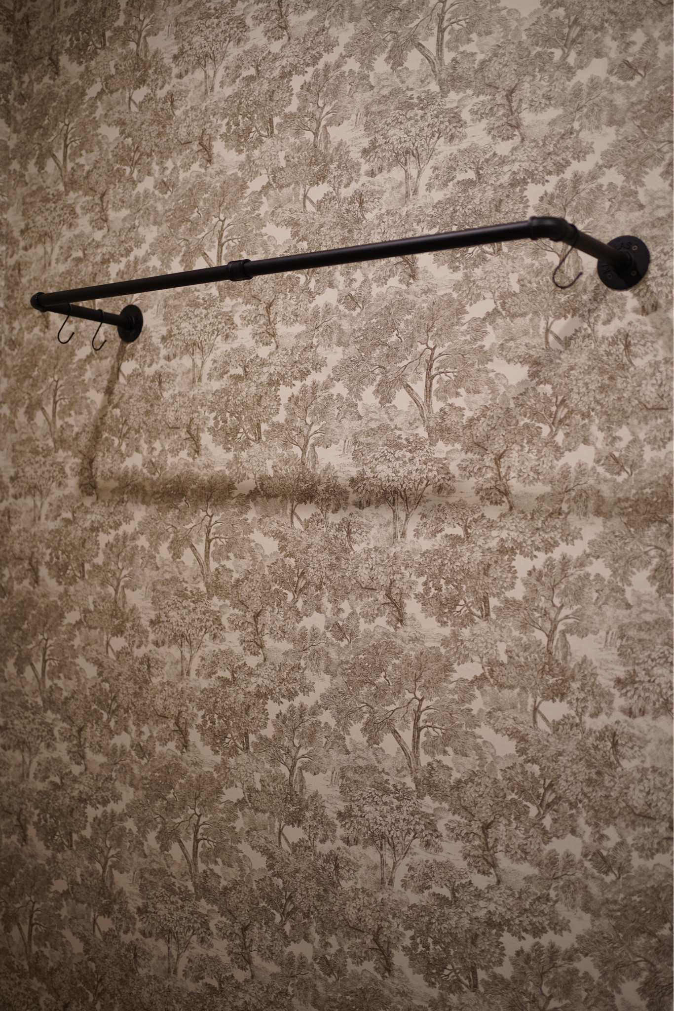 Laundry drying rack + wallpaper 