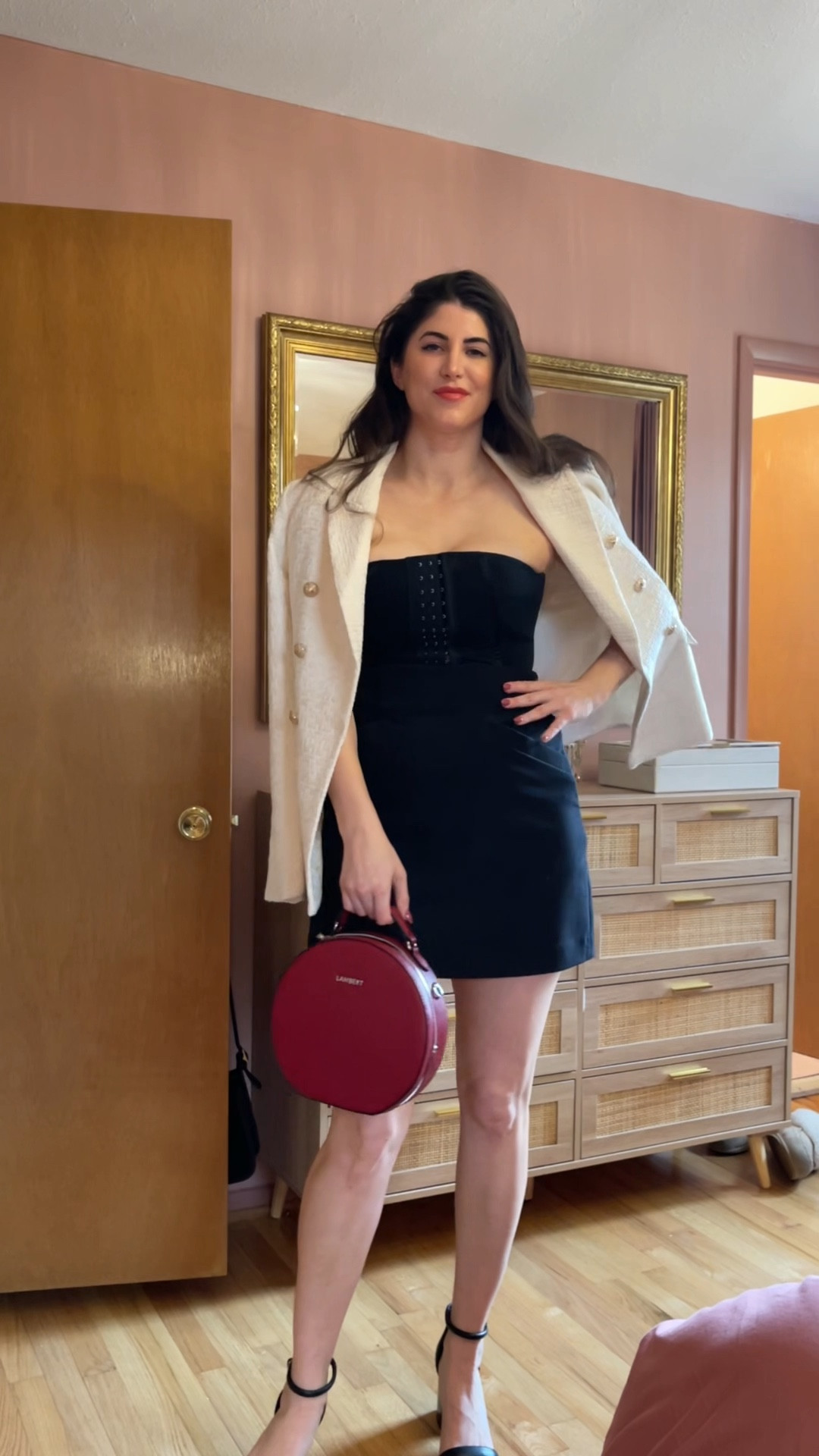 When you discover a new way to wear a girdle as a bustier. ❤️ 
Wearing:
@feelingirlofficial girdle
@thelineanddot blazer
@express skirt
@lambertbags handbag
@dkny shoes

#girdle#bustier #datenight 