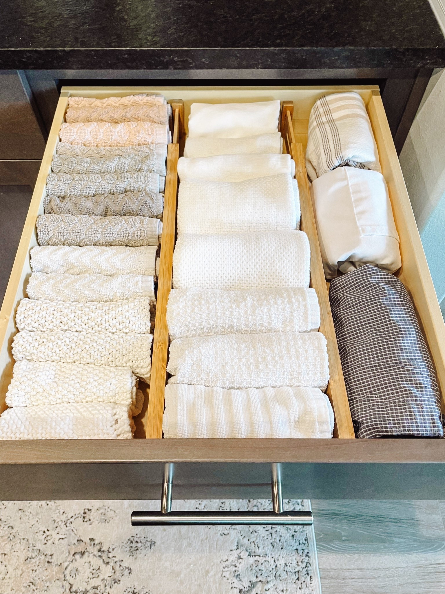 Tip of the day 💫 Roll your kitchen towels, dish cloths and aprons and use drawer dividers to organize your kitchen linens. 

 