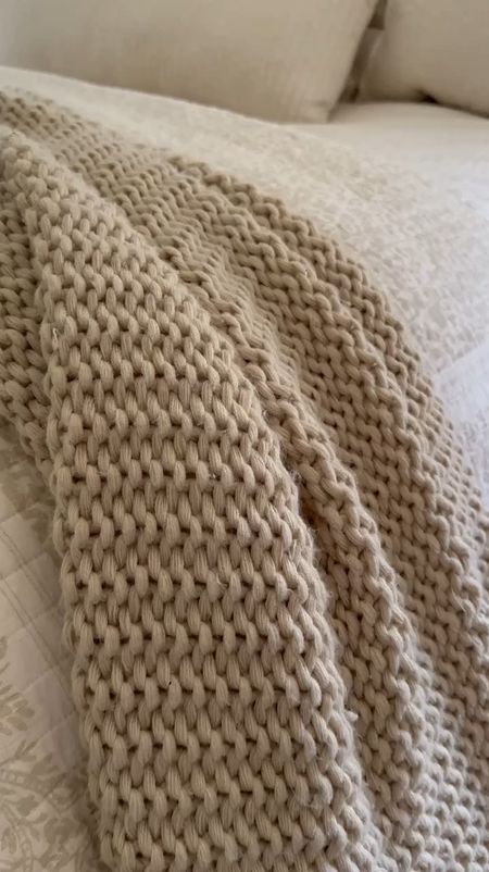 Casaluna chunky knit blanket!!

#LTKVideo #LTKSaleAlert #LTKHome
