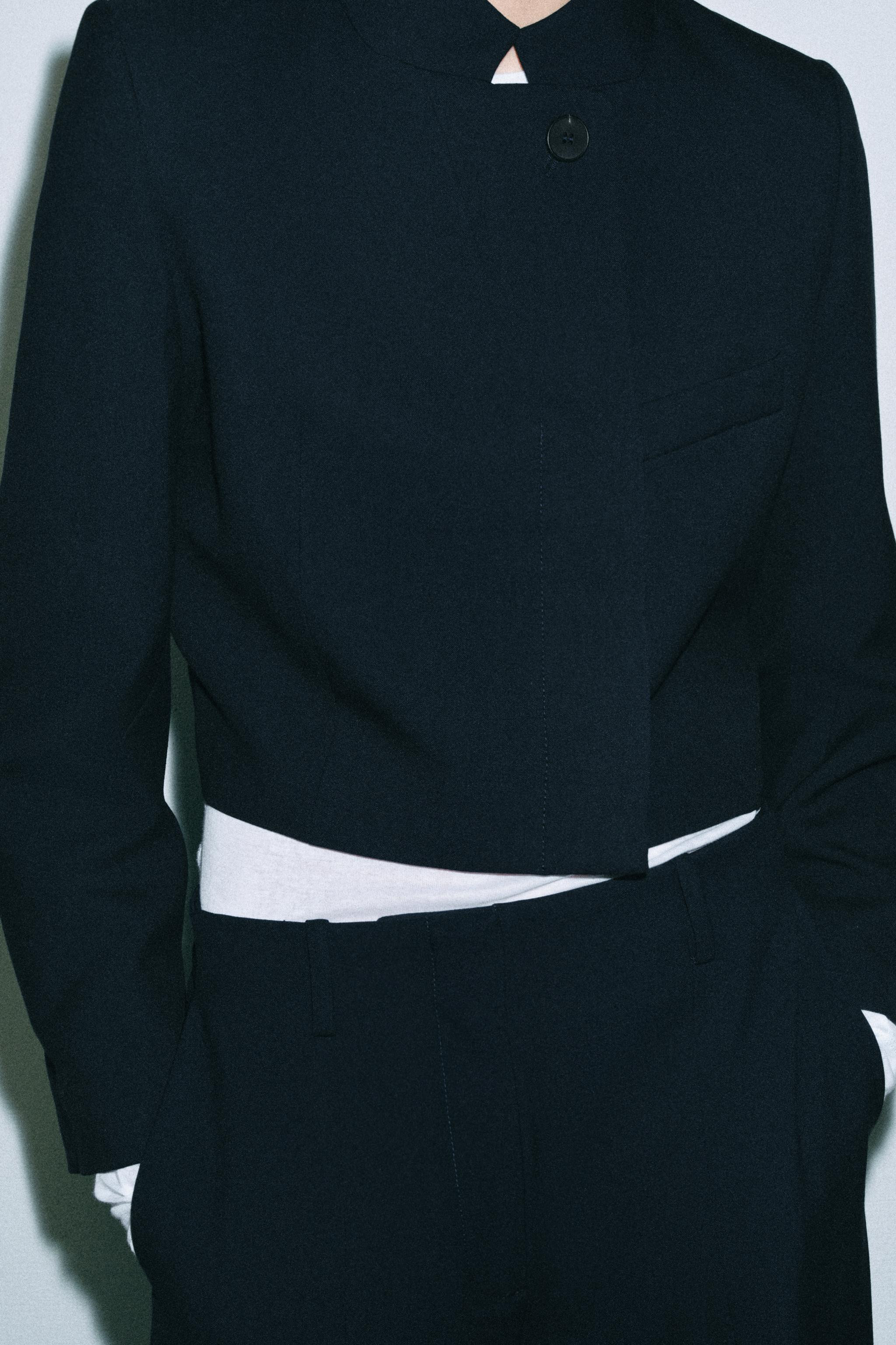 ZARA WOMAN KOLLEKTION. Kurzer Blazer aus Viskose-Mix. Stehkragen in Materialkombination Ton-in-To... | Zara DE
