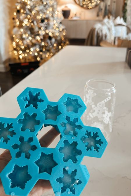 Snowflake ice mold! Great for ice, coffee ice, chocolate 🥰 All the things! 
#icemold #holidayfinds #amazonfinds #amazonhome

#LTKhome #LTKSeasonal #LTKHoliday