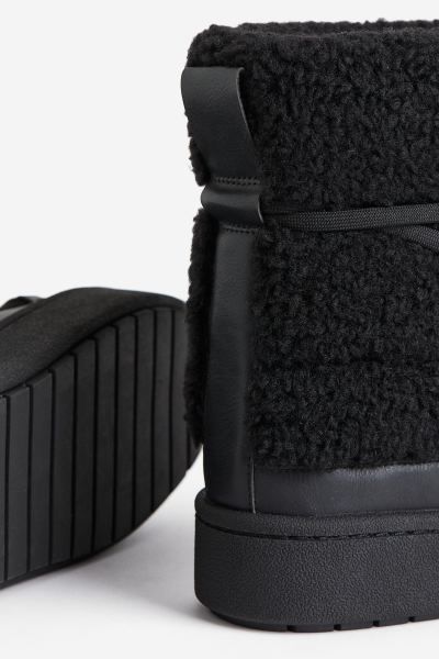 Warm gefütterte Boots aus Teddyfleece | H&M (DE, AT, CH, DK, NL, NO, FI)