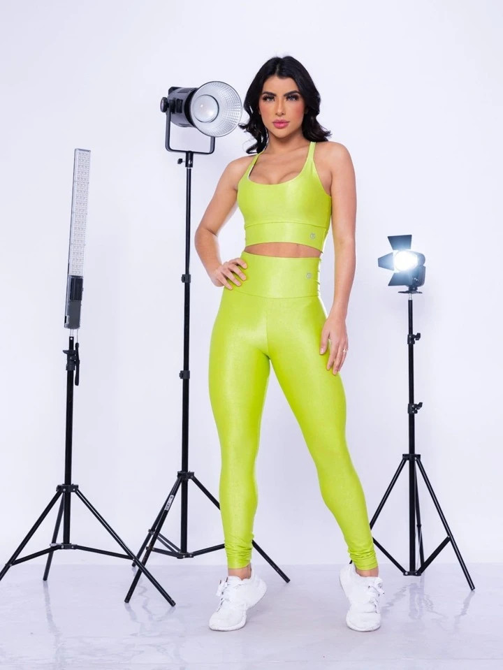 Conjunto Fitness Microcanelado Calça e Top com Bojo Removível Lima Brilho Cristalizado Exclusiv... | SHEIN