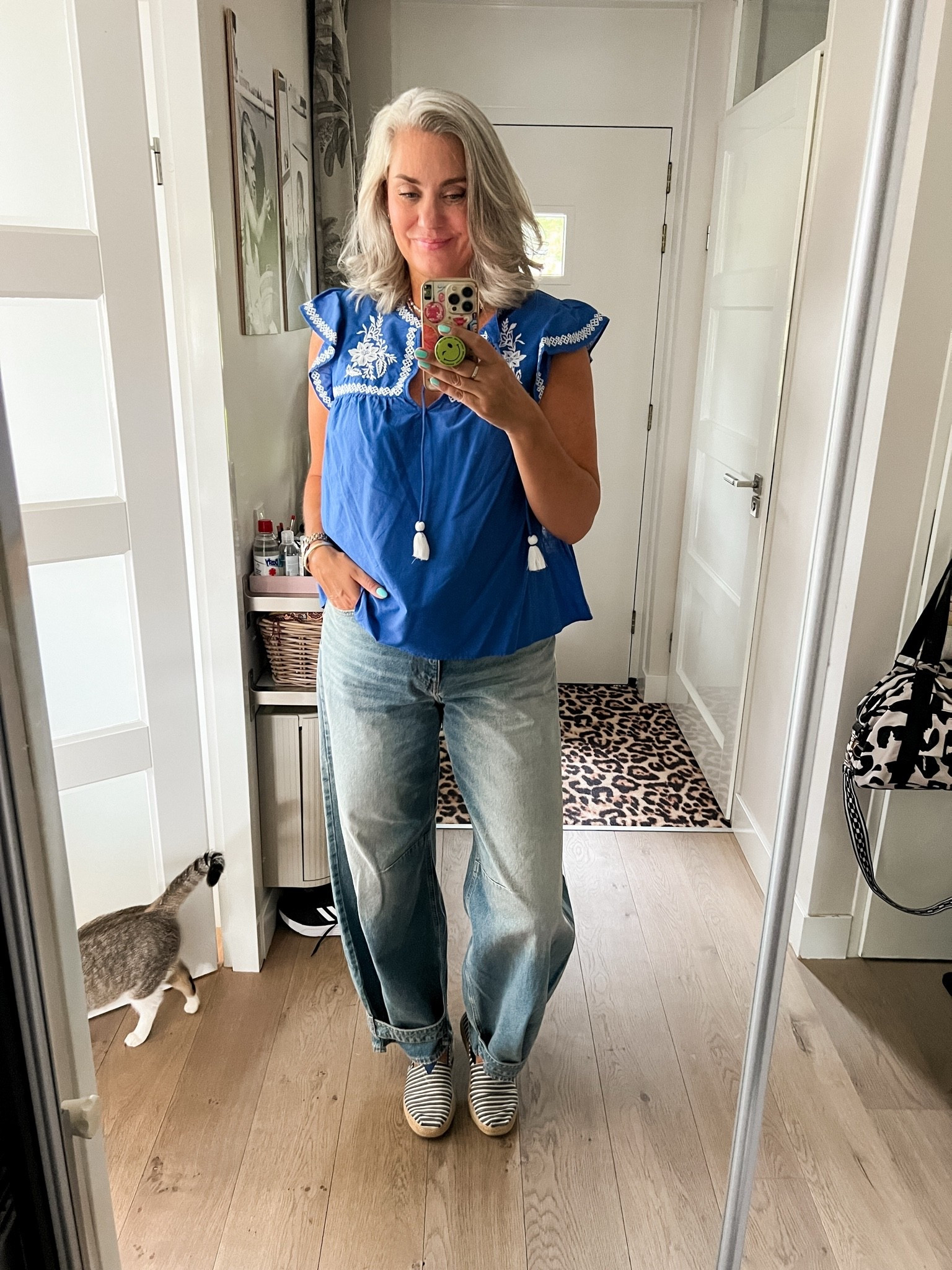 OOTD - Zaterdag en nul inspiratie. Dat hebben we allemaal weleens. Ik draag een oud kobaltblauw blousje met witte borduursels op een leuke barrel fit spijkerbroek met riempjes aan de onderkant. Eronder Bob’s espadrilles. Dat is een merk van Skechers en die zitten heerlijk!

#LTKnederlands #LTKeurope #LTKsummer