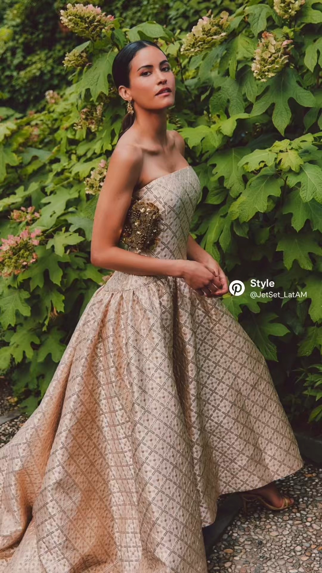 The Nereida Dropwaist Gown by Mestiza New York — a sculptural, gold-toned masterpiece for weddings, galas, and black-tie destinations. Rich textured fabric, a dramatic skirt, and timeless elegance made for women who love heritage craftsmanship and modern quiet luxury.
A Jet Set LatAM eveningwear favorite.
