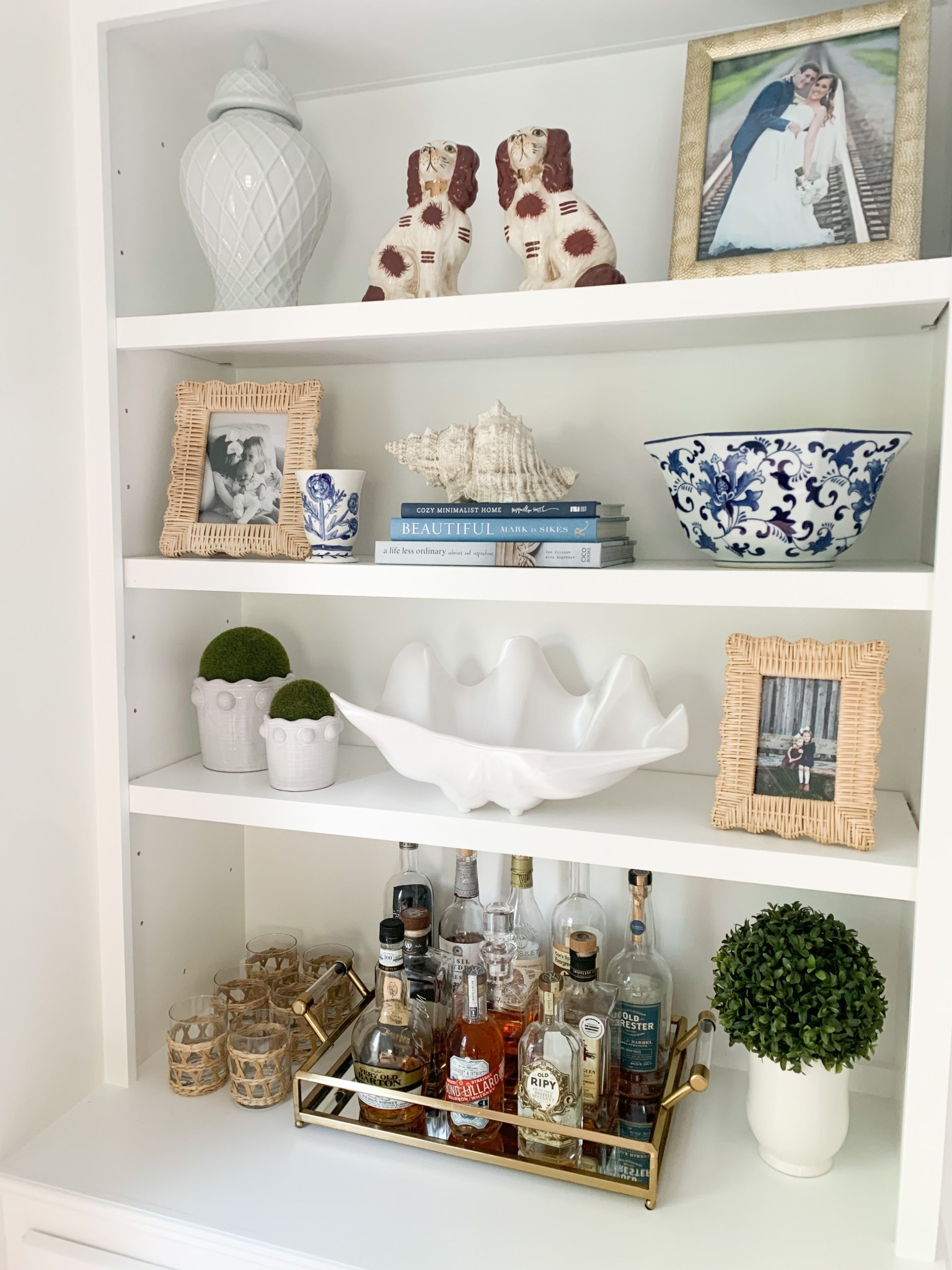 Amazon bookcase decor

#LTKFindsUnder50 #LTKHome #LTKFindsUnder100