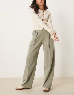 ASOS DESIGN - Elegante pantalon met wijde pijpen en plooien in kaki | ASOS (Global)