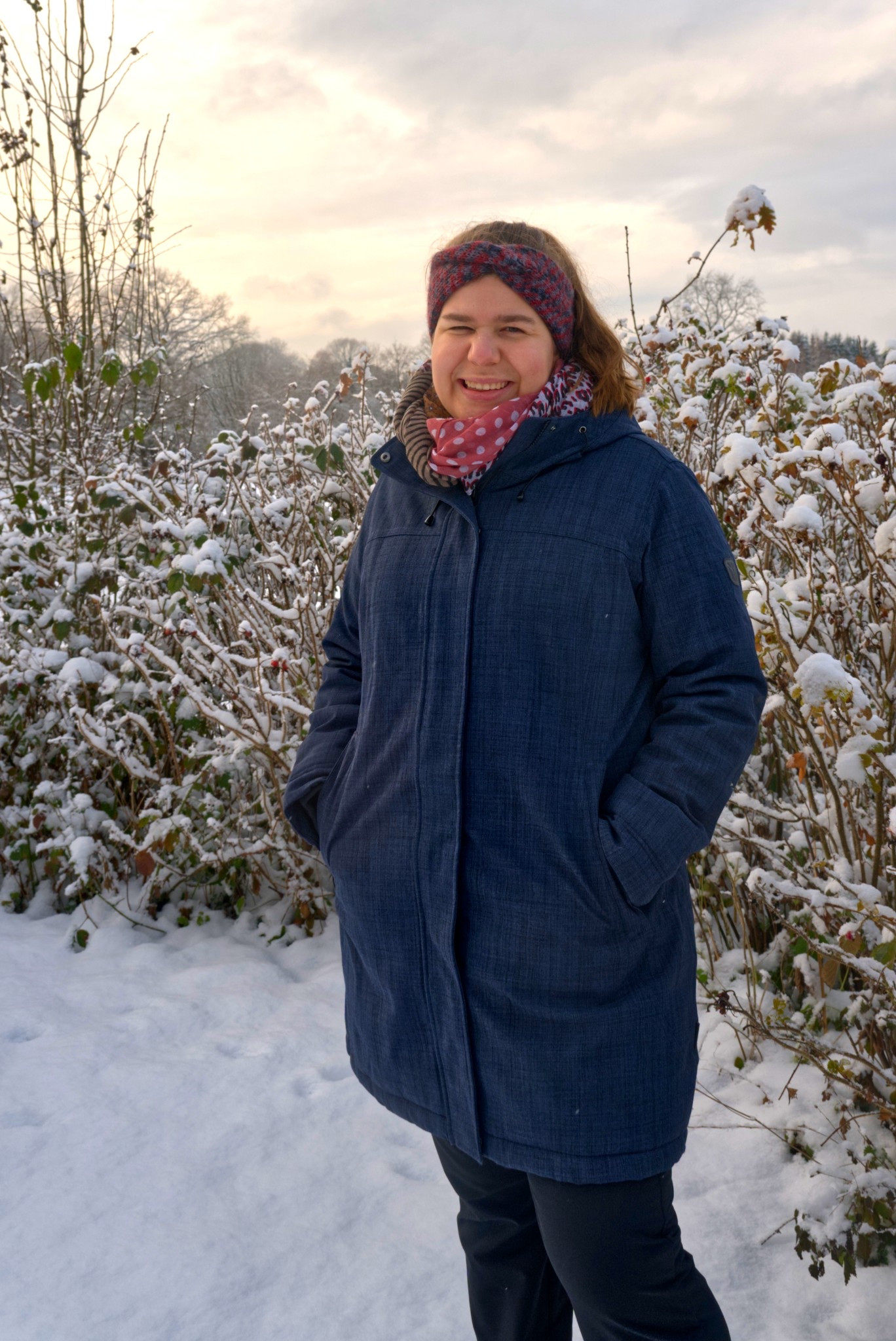 Die Winterjacke von elkline begleitet mich nun schon über 2 Jahre & hoffentlich noch viele, viele weitere Jahre!

Sie hat eine super Länge, hält warm (ob im Herbst in Island oder in kalten -20°C in Minnesota - alles ausprobiert!) und ist einfach nur gemütlich & zeitlos. 

Übrigens: Falls Du werdendes Elternteil oder das Baby schon da ist, es gibt sogar ein Teil was Du reinzippen kannst, damit der Babybauch oder Baby in der trage auch unter die Winterjacke passt! 🤩

Ich bin 175cm und trage eine 48. Ein dicker Pullover passt unter die Jacke, ohne dass es einengt ☺️

#LTKmidsize #LTKwinter #LTKdeutschland