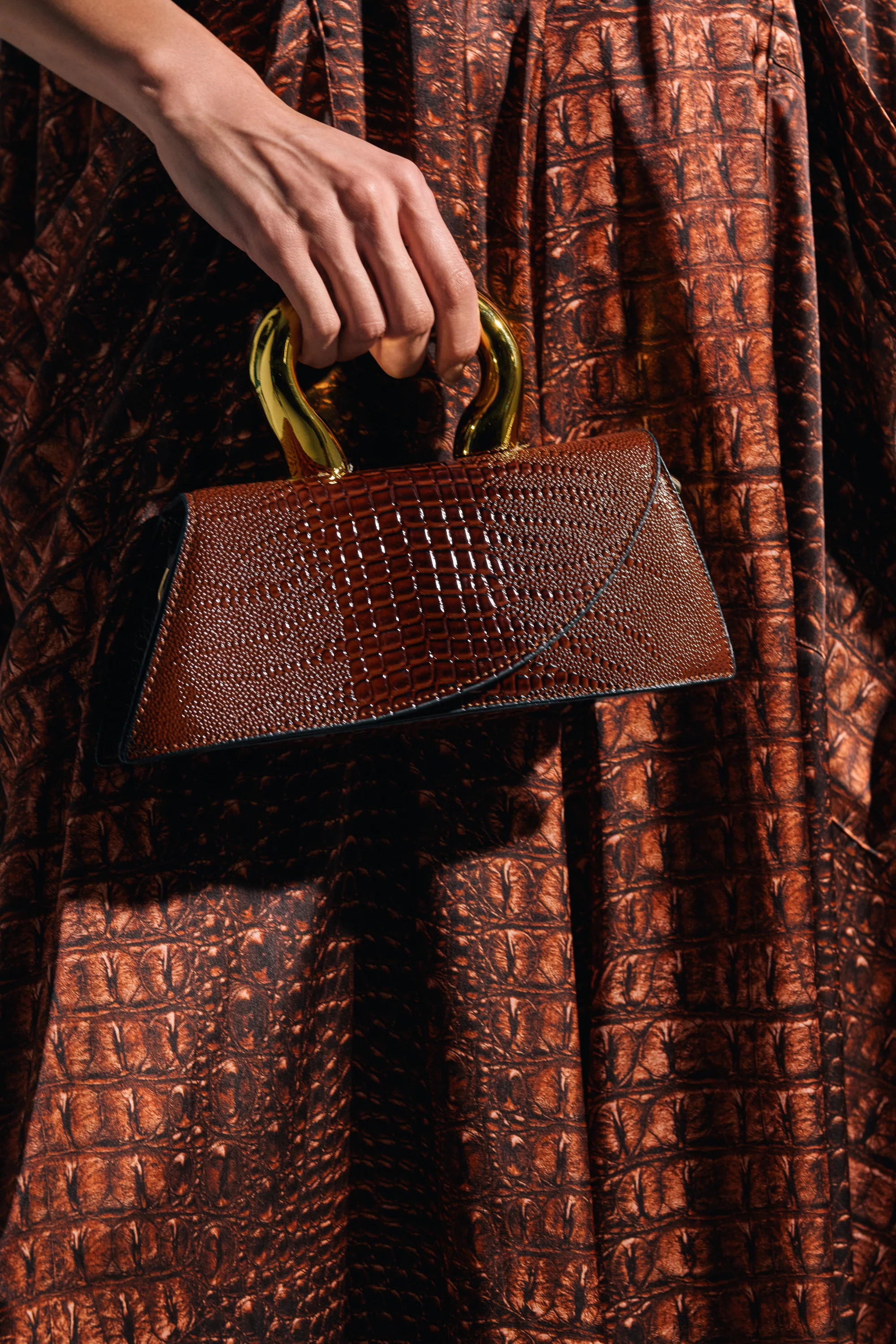 DOESNT DESERVE ME PURSE | AKIRA