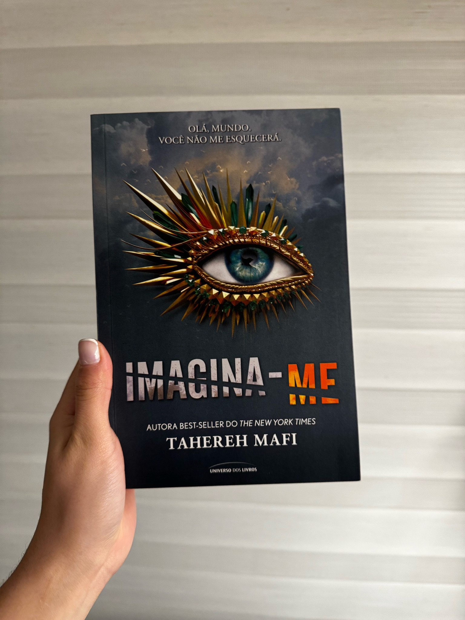 Último livro da série, não tem como não se emocionar com cada página lida!!!! 

“Agora que Ella sabe quem é Juliette e para qual finalidade foi criada, as coisas só se tornaram mais complicadas. Enquanto ela luta para entender o passado que a assombra e contempla um futuro mais incerto do que nunca, os limites entre certo e errado – entre Ella e Juliette – não estão tão evidentes. E, com velhos inimigos se aproximando, seu destino pode não estar sob seu próprio controle.

O dia do acerto de contas para o Restabelecimento está chegando. Mas será que ela conseguirá escolher de que lado lutará?"

#LTKstyletip #LTKgiftguide #LTKover50style
