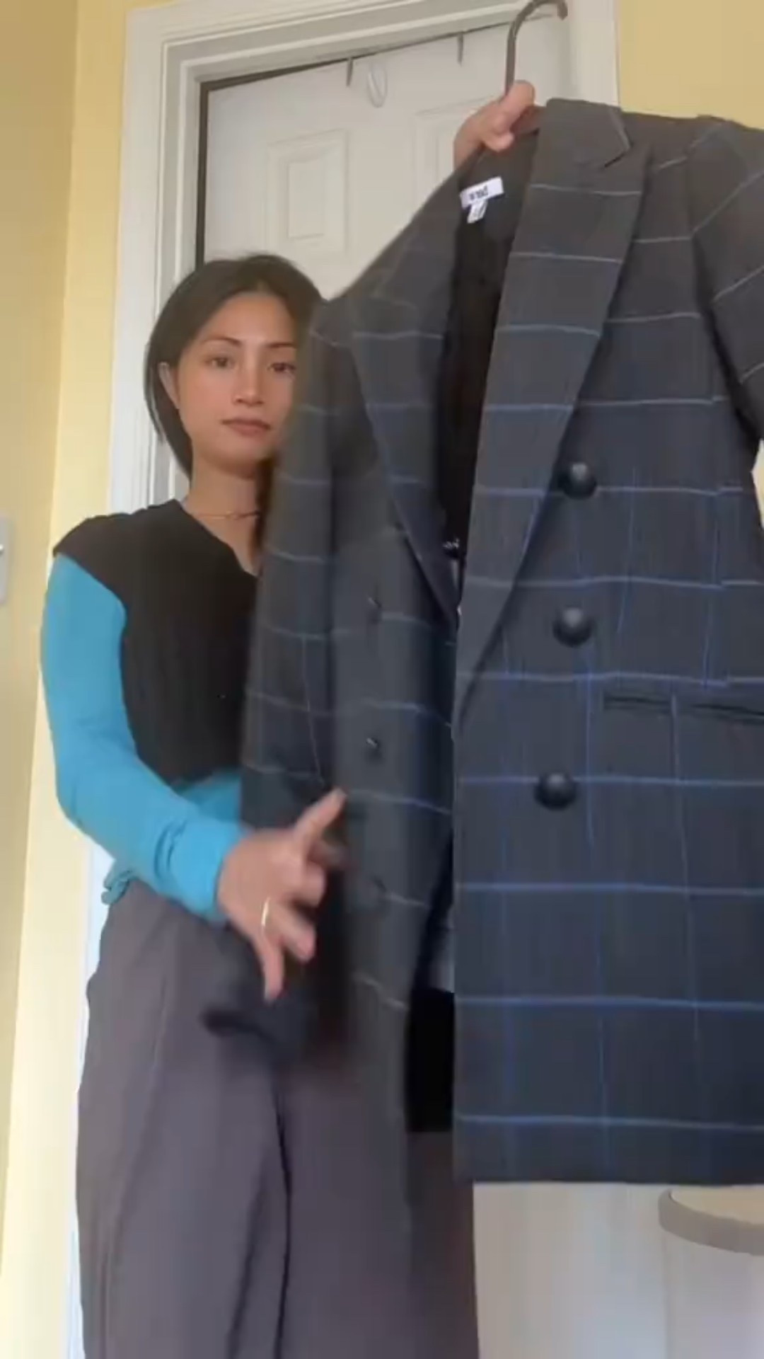 ✨ Workwear find you can rewear every season ✨
I’ve been building a closet that makes getting ready EASY — starting with pieces that look polished with zero effort.
This blazer instantly makes jeans → elevated, and trousers → POWER outfit.
Classic. Structured. Not too heavy. Perfect for office, meetings, or “I need to look put together in 3 minutes.” ✔️

🔗 Everything is linked in my LTK
🧥 Blazer + basics you can mix & match
(workwear essentials, blazer outfit, everyday style, capsule wardrobe)


#LTKWorkwear #LTKOver40 #LTKHoliday #LTKOver40 #LTKHoliday #LTKWorkwear