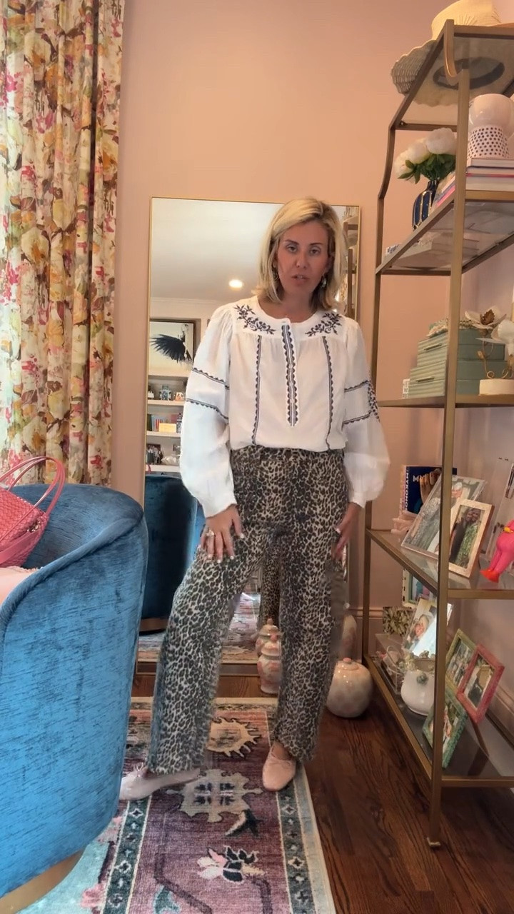 Cute throw on and go look! 
Too - xs 
Jeans - 26 
Flats - 7.5 (sized 1/2 down)