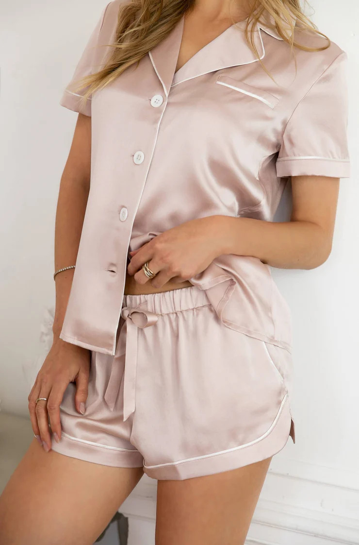 Amore Silk Pajamas Set
          
            	
                  
                Regular price
... | Ravella