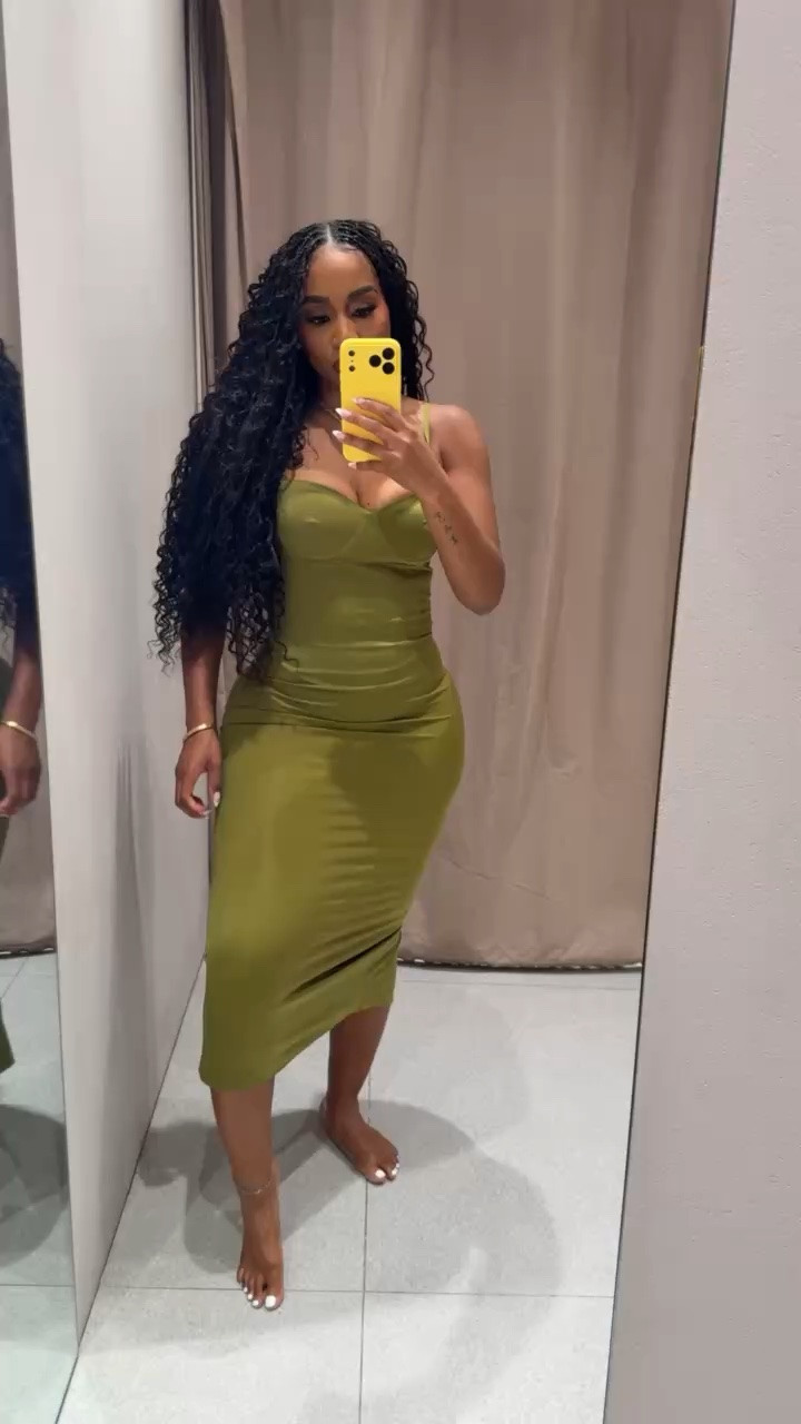 Bodycon midi dress is simple but statement date night outfits inspo! Pair with heels and a purse!

#LTKootd #LTKMidsize