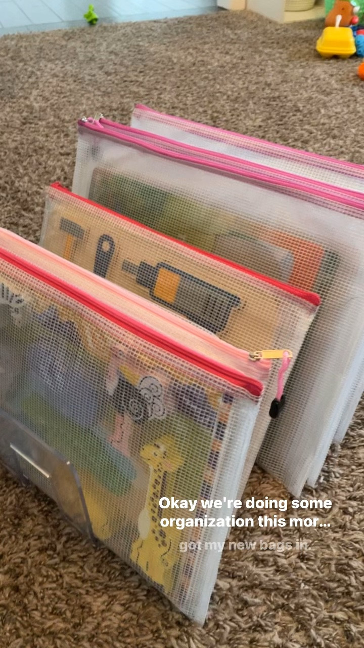 My favorite way to store puzzles! Helps keep all the pieces together and makes it easy for the kiddos to get out. 

Both found on Amazon!

Organization // puzzles // kid puzzles // puzzle organization // organization bag // playroom organization // 