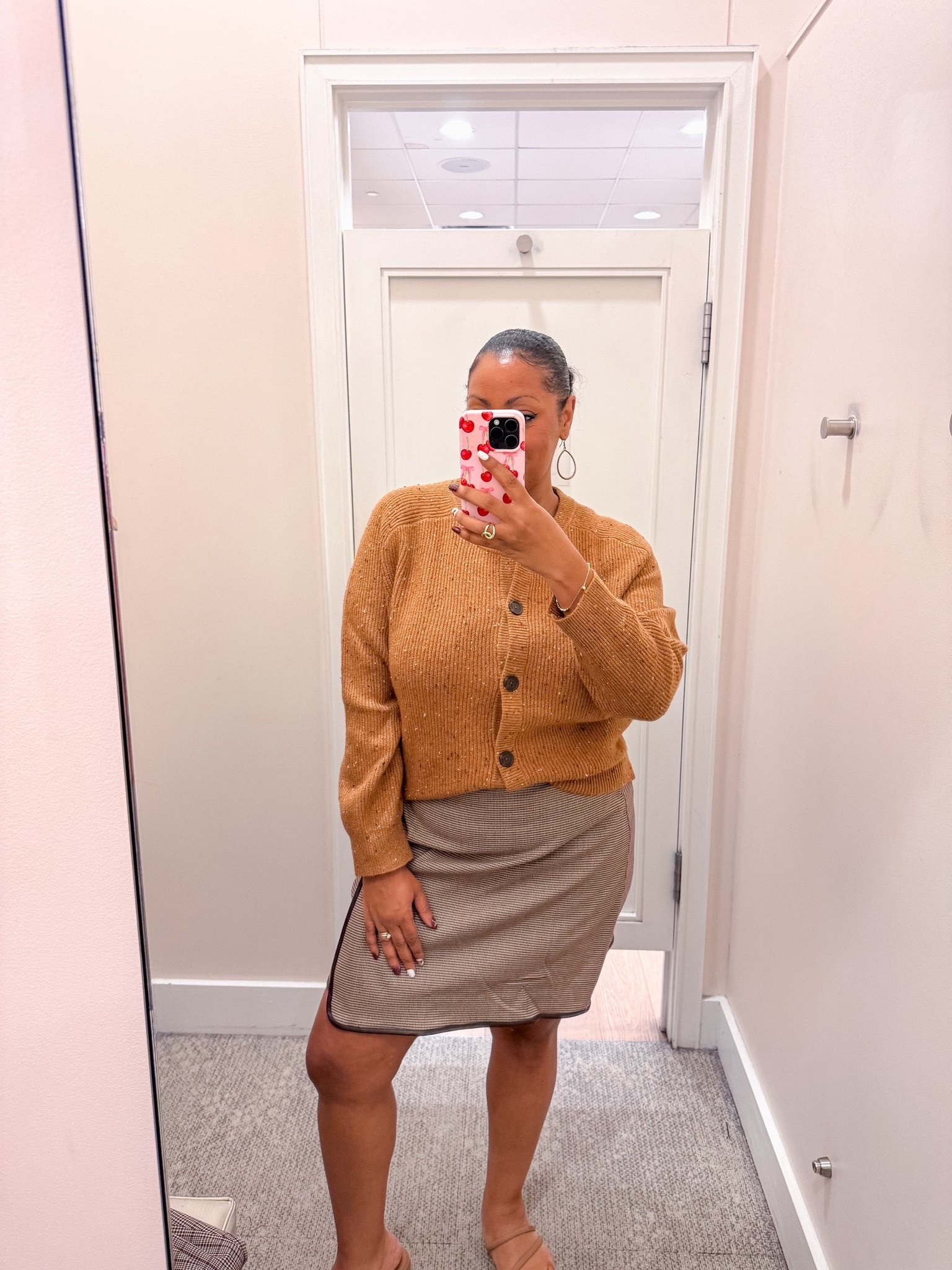 Super soft cardigan for fall and love the houndstooth wrap skort. Wearing size large. 

work outfits

#LTKMidsize #LTKWorkwear #LTKootd