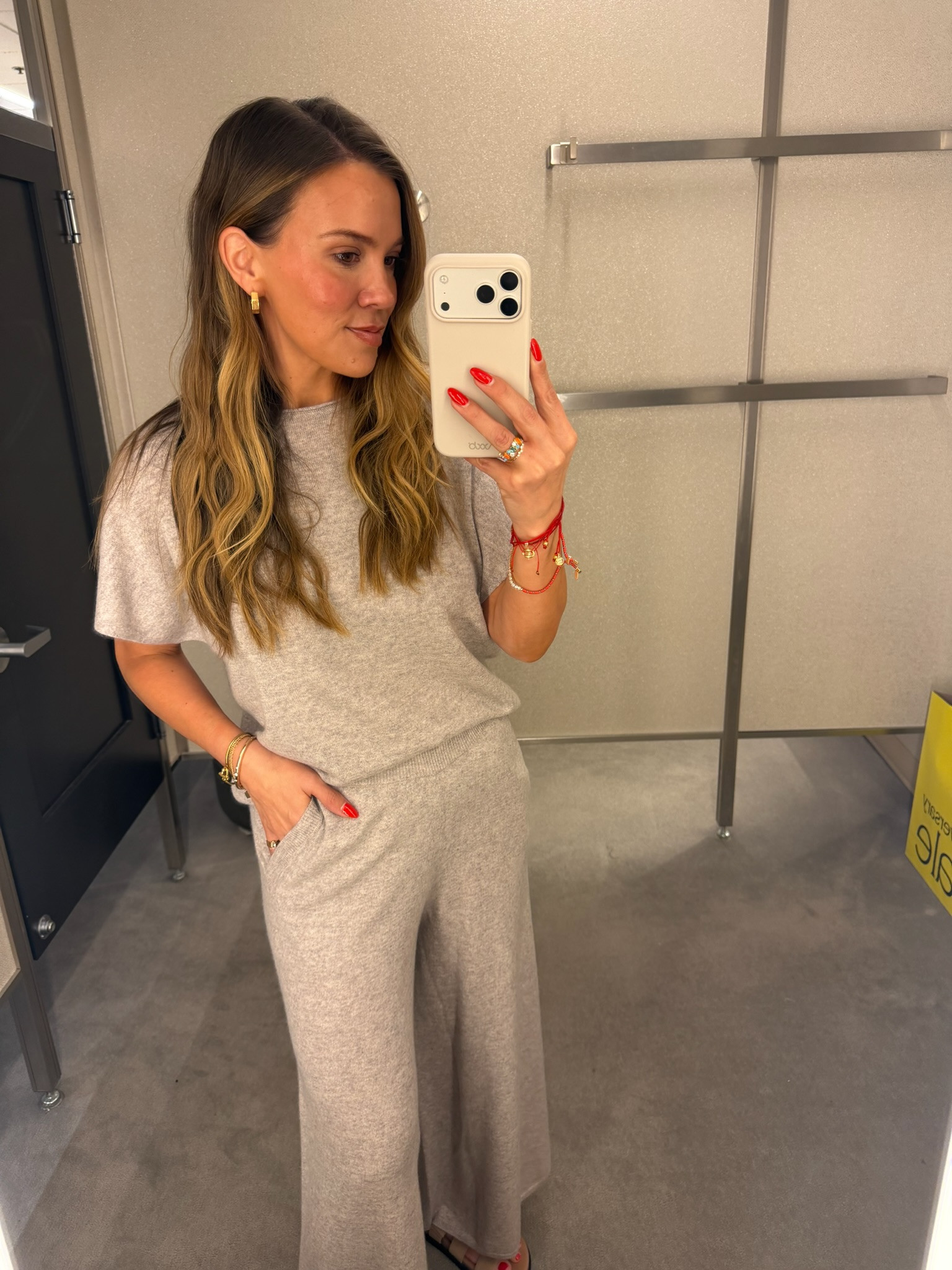 Everyone needs a comfy lounge set! And this cashmere one from
Nordstrom is sooo good!