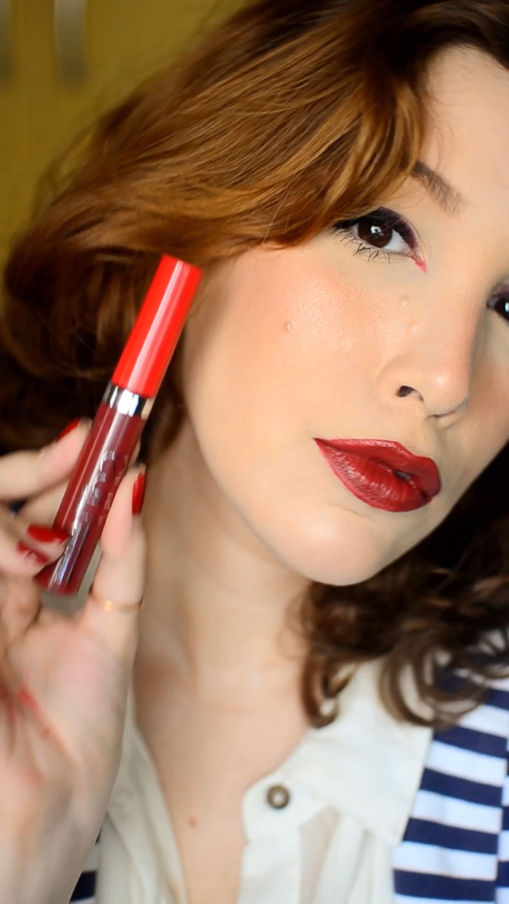 Que batom, senhoras! 👏
.
Fórmula muito bem elaborada, acabamento acetinado, super confortável, hidratante, mas de cor, cobertura, pigmentação e fixação intensas na pele. 
.
Meu primeiro teste usando este produto foi passar o dia inteiro com ele, num dia de rotina totalmente intensa por aqui: Gravei durante toda manhã com ele, pausei para o almoço, saí pra fazer a feira de mês aqui de casa, parei pra tomar uma água, e no fim do dia, intacto e com mínimo retoque, só no centro dos lábios, após o almoço. E o que mais me chamou atenção: Textura confortável, totalmente adaptável a pele, que não escorre, mas também não resseca, se mantém fixado aos lábios, sem trazer desconforto.
.
Natura, vocês acertaram MUITO na fórmula deste produto 👏♥️ 

#LTKbeauty #LTKVideo #LTKbrasil