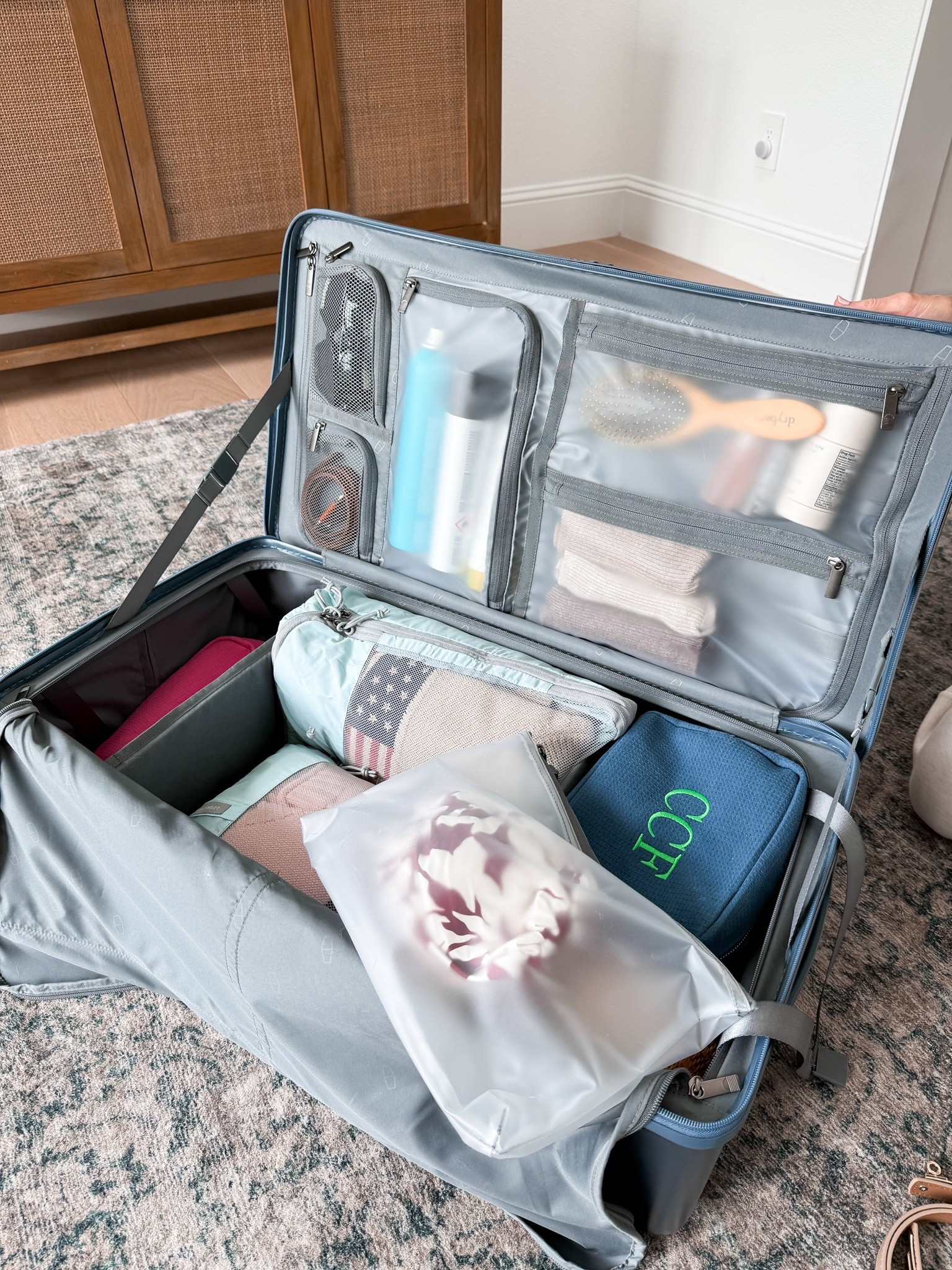 I’m definitely a carry-on girl, but if I were gonna check a bag… This trunk style would be it! So many compartments & perfect size for maneuvering on your own ￼

@bagsmart #ad #sponsored

#LTKTravel