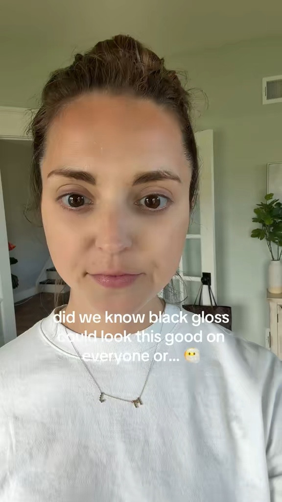 I keep seeing people try this and the lip results are kinda wild… the Chillab black plumping oil 👀💋  

Everyone I’ve seen using it says it gives that fuller, glossy lip look almost instantly while still feeling super hydrating—not that dry, tingling feeling some plumpers have 🙌  

People love the shine it gives too… like that juicy, glassy lip finish that makes your lips look so healthy 👏  

It’s one of those lip products people keep reaching for because it makes a difference AND feels good to wear.  

#chillab #lipplumper #glossylips #beautyhacks #fullerlips

#LTKselfcare #LTKBeauty #LTKmorningroutine