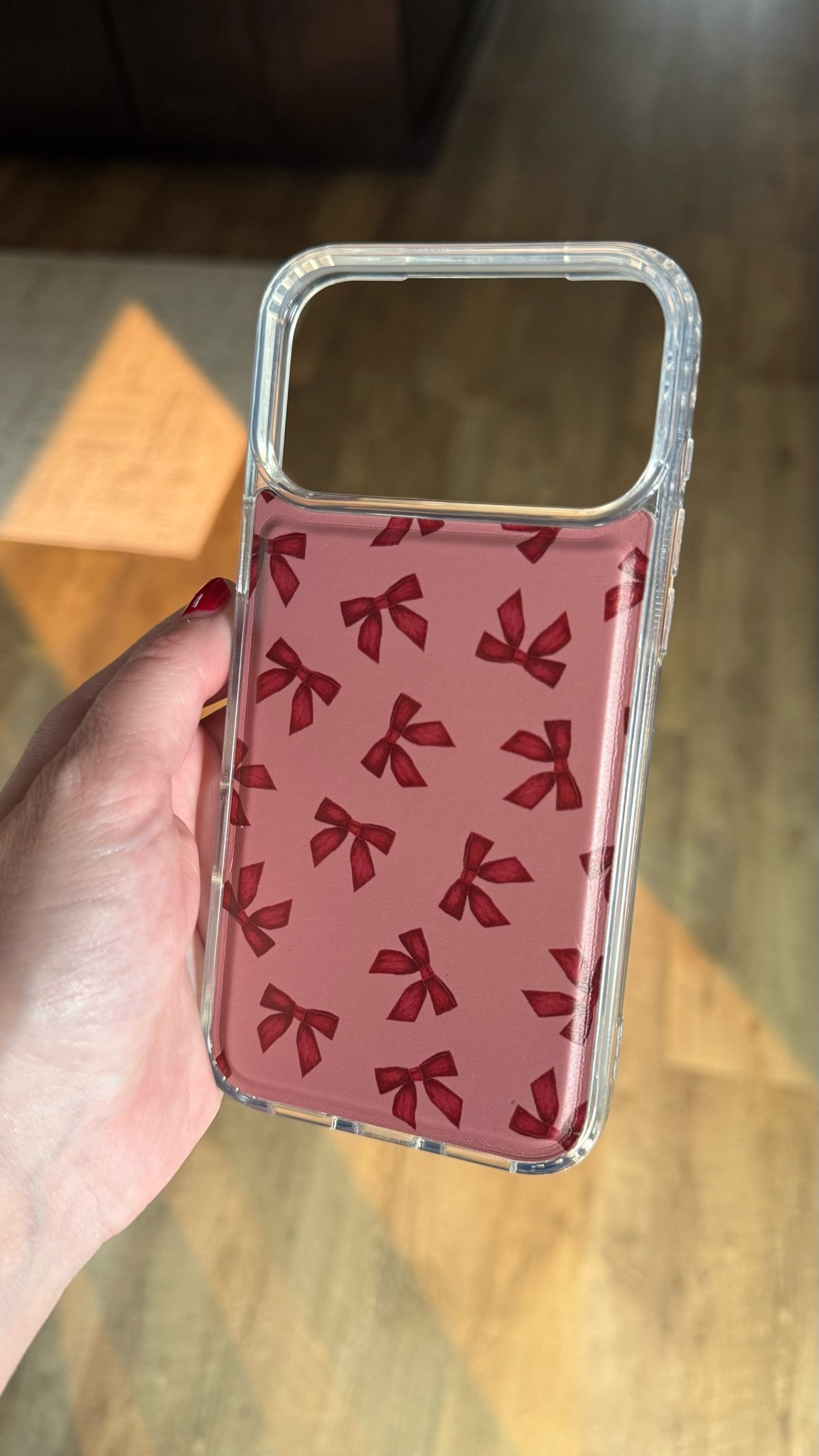 I ordered a new phone case and it just arrived! So cute! Love the color & bows!