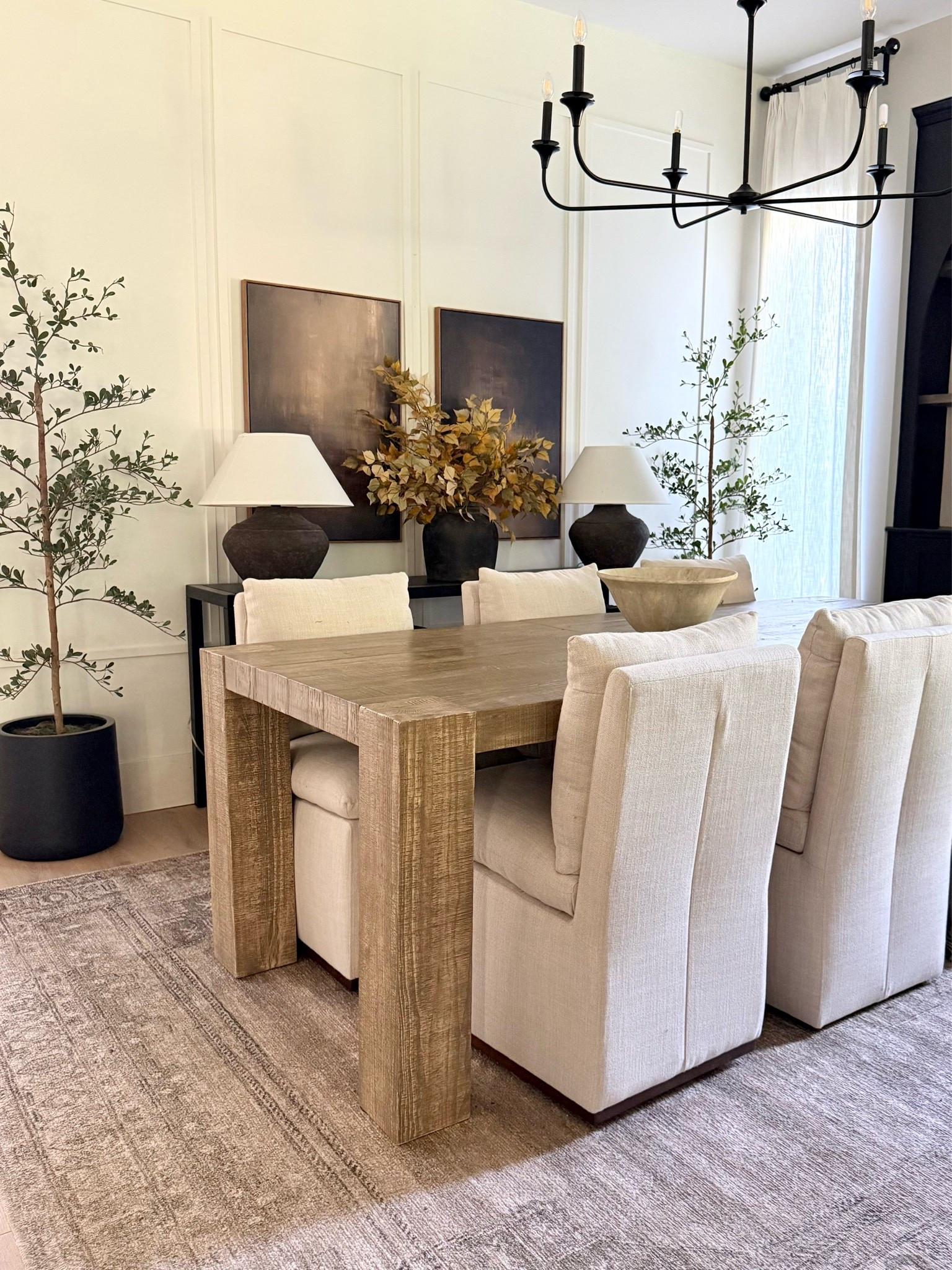 Dining room. Neutral and organic✨
Love our solid wood dining table and upholstered chairs 🤍🤍
Rockford extendable table in ‘Sierra’ 
Bobbi dining chair in ‘Effie linen ‘ 
Neutral home
