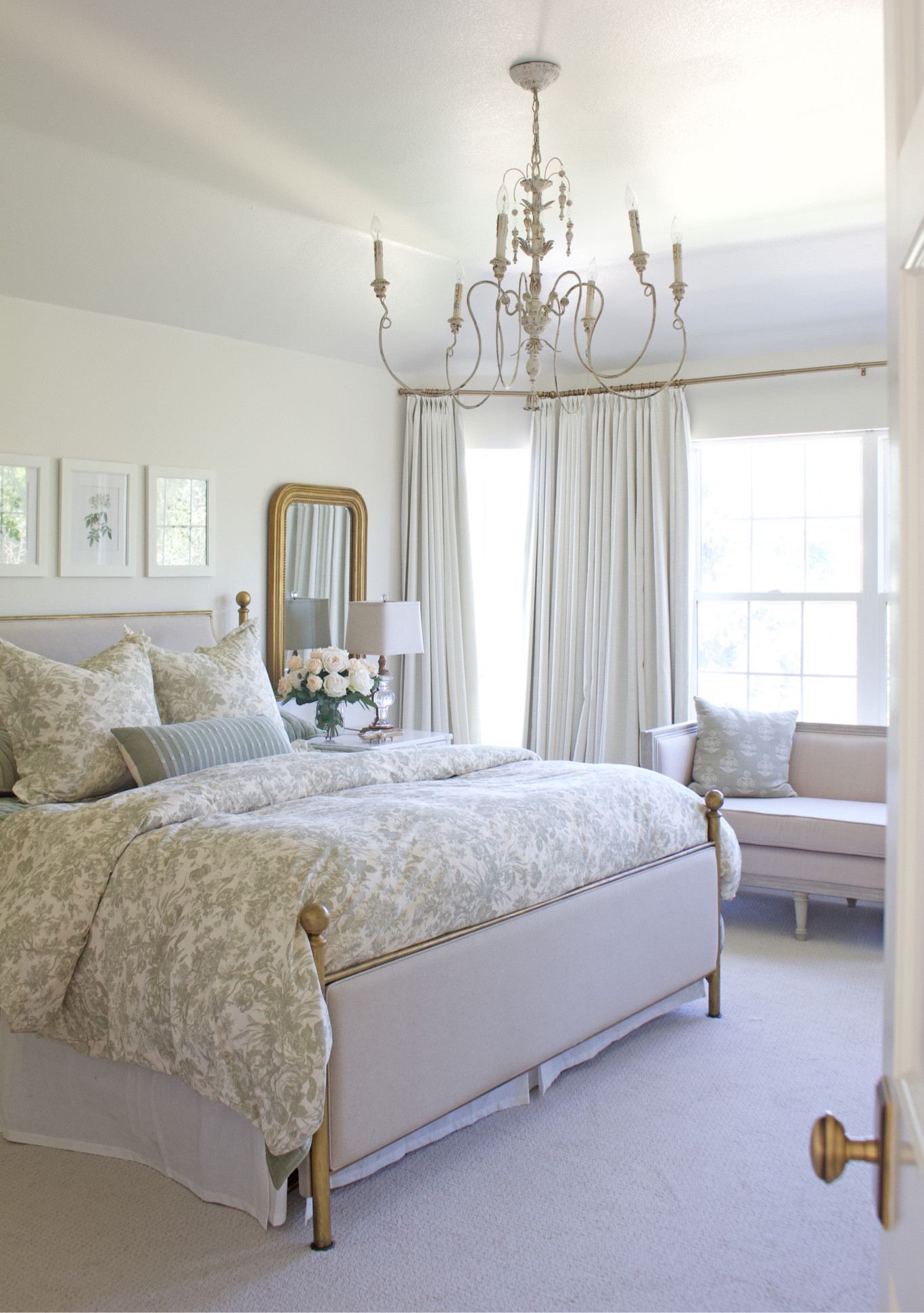 My bed is back in stock and on SALE!! I’ve also included the gold rub n buff that I used to paint it!🤍