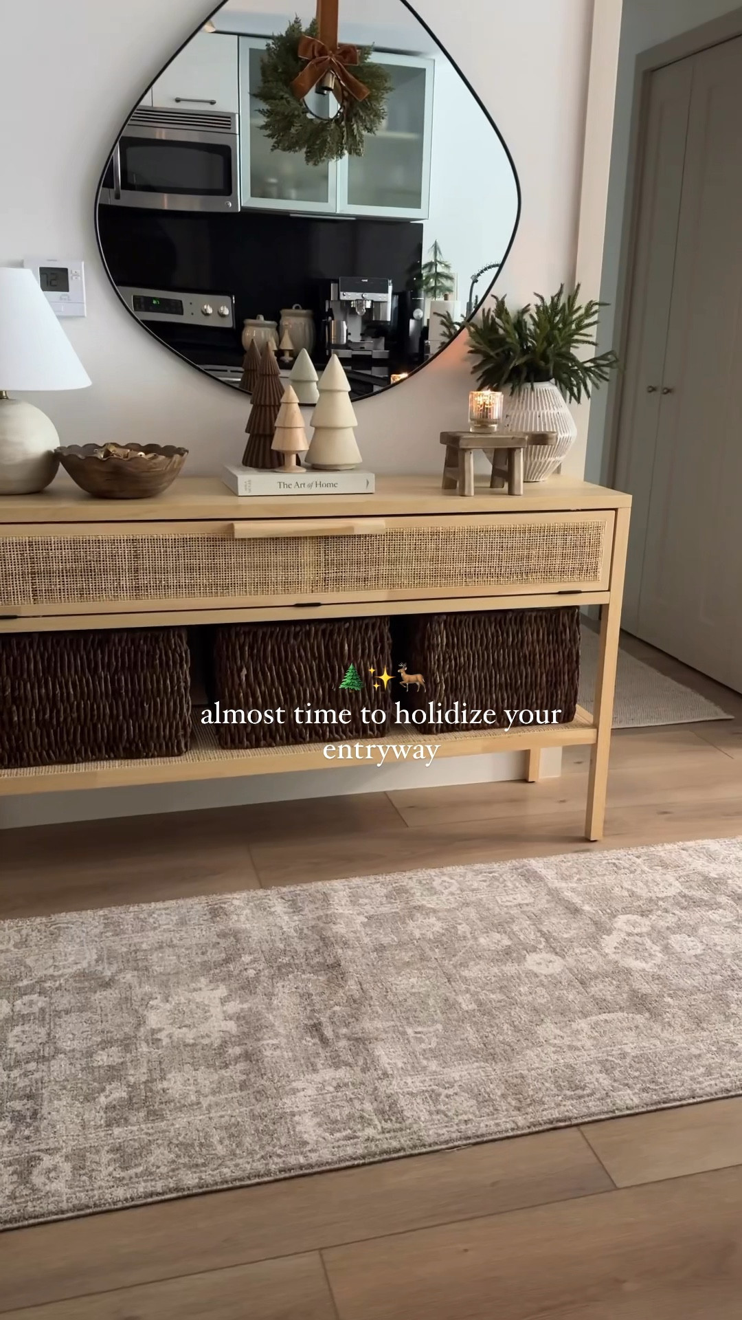 A cozy holiday / Christmas entryway!


Christmas decor, holiday decor, entryway decor, entryway styling, neutral home decor 

#LTKHome #LTKSeasonal #LTKHoliday