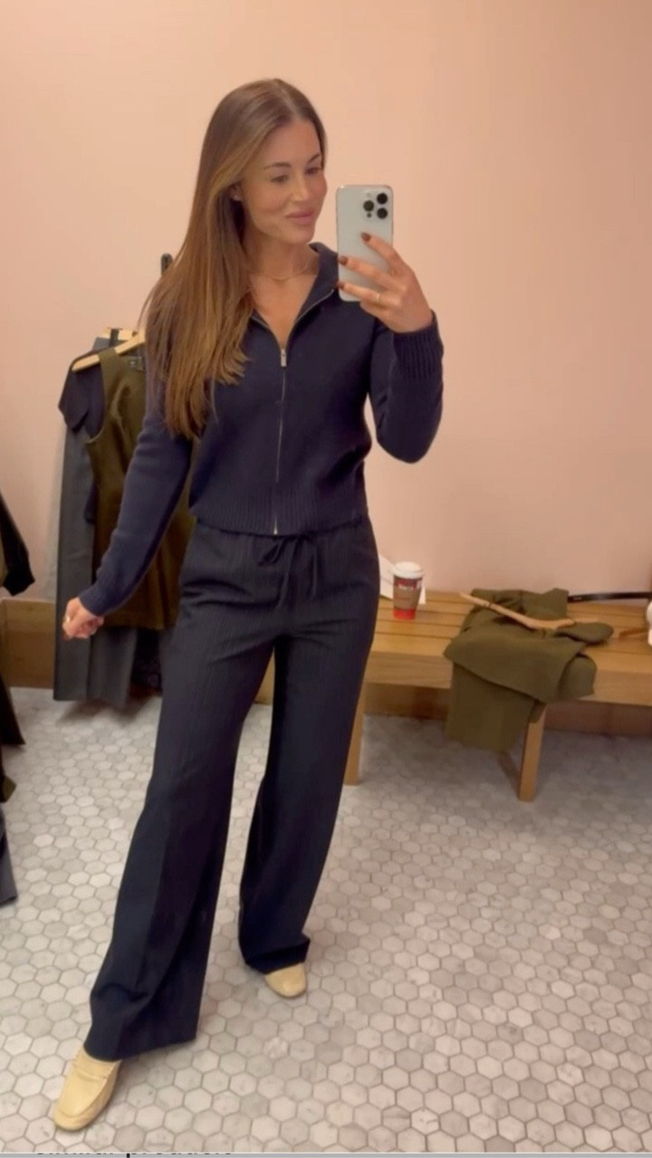 How cute are these pinstripe pants that I found at Aritzia? I love the white lining at the top. Super stretchy, flattering, and comfortable. I paired it with a cashmere zip up and these 2 pieces look so good together! 

Aritzia outfits
Fall outfits
Winter outfits
Loafers

#LTKSeasonal #LTKootd #LTKGiftGuide