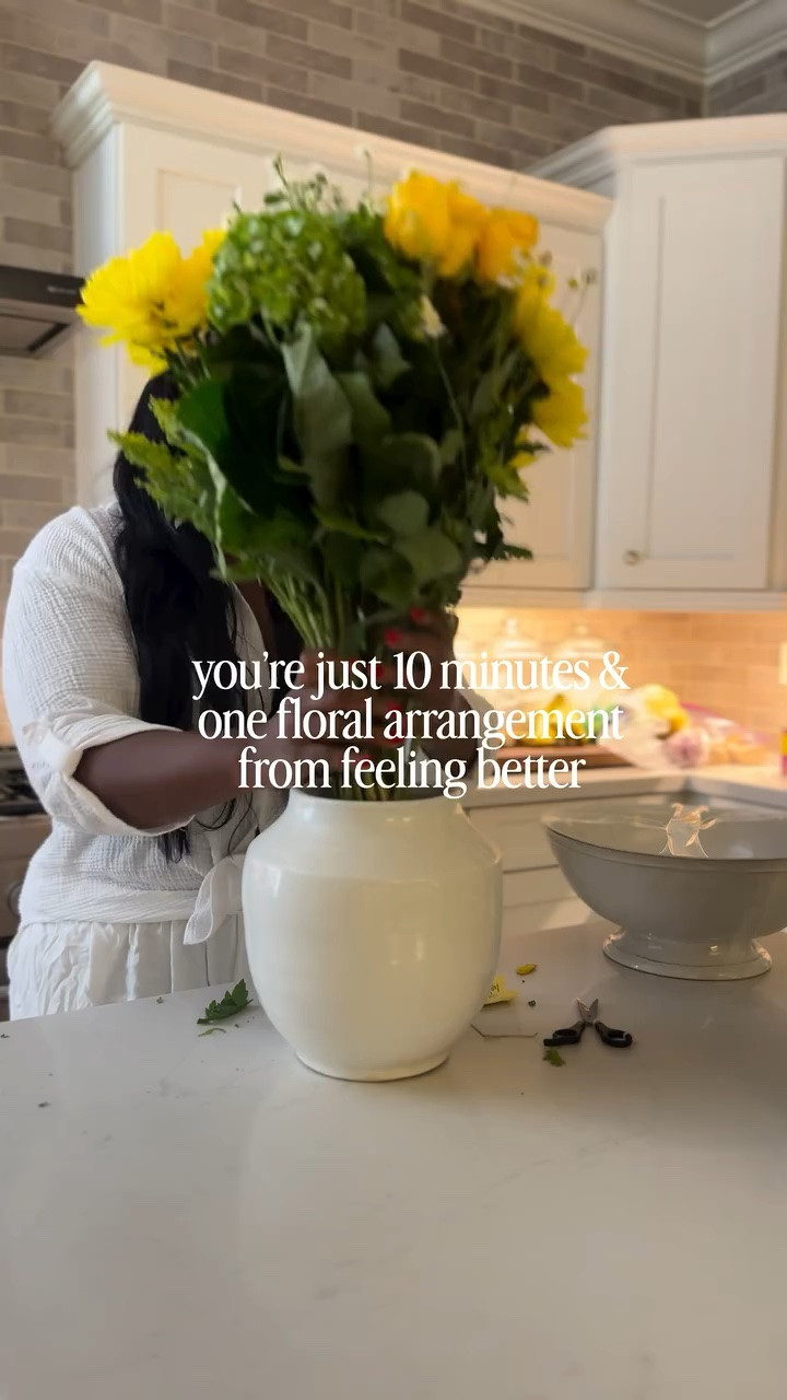 sometimes the only remedy is trader joes flowers, sunshine, and a generous amount of phone free diddle daddling ☺️☀️🌼🍋

#floralarrangements #tablescape #centerpiecesideas #traderjoesflowers