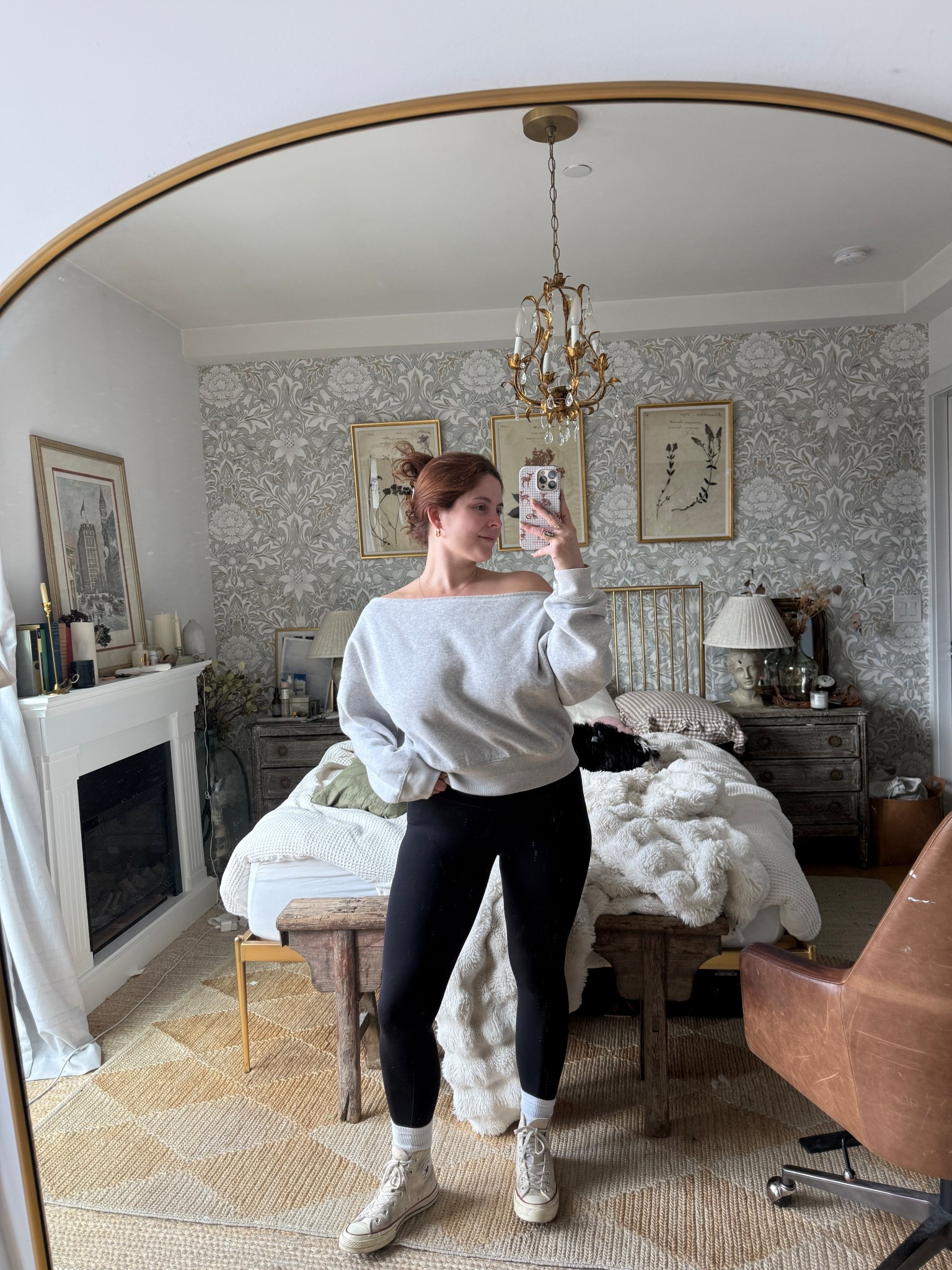 Abercrombie slash sweatshirt 
Leggings conversee

#LTKgrwm #LTKMidsize #LTKfitnessgoals