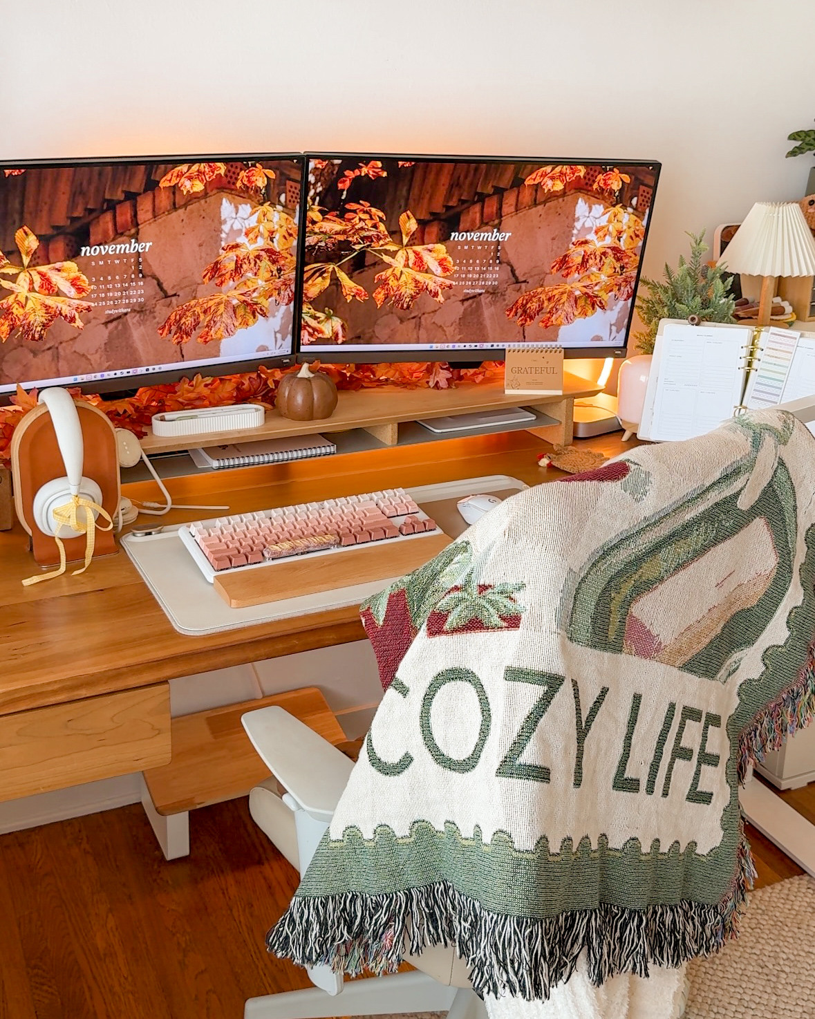 cozy desk setup 

 #LTKHome