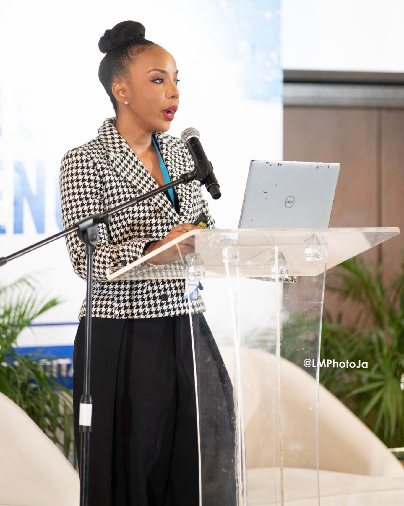 Last one on this gorgeous jacket from @Commense (Code DSJCOX_10 for 10% off 🎉) because you guys needed to see me wearing it in action as I presented at the conference. It also comes with a matching skirt.

Business professional outfit
Conference presenter outfit
Workwear jackets for women 
Houndstooth Jacket
Wide leg Black trouser

#LTKgrwm #LTKootd #LTKWorkwear