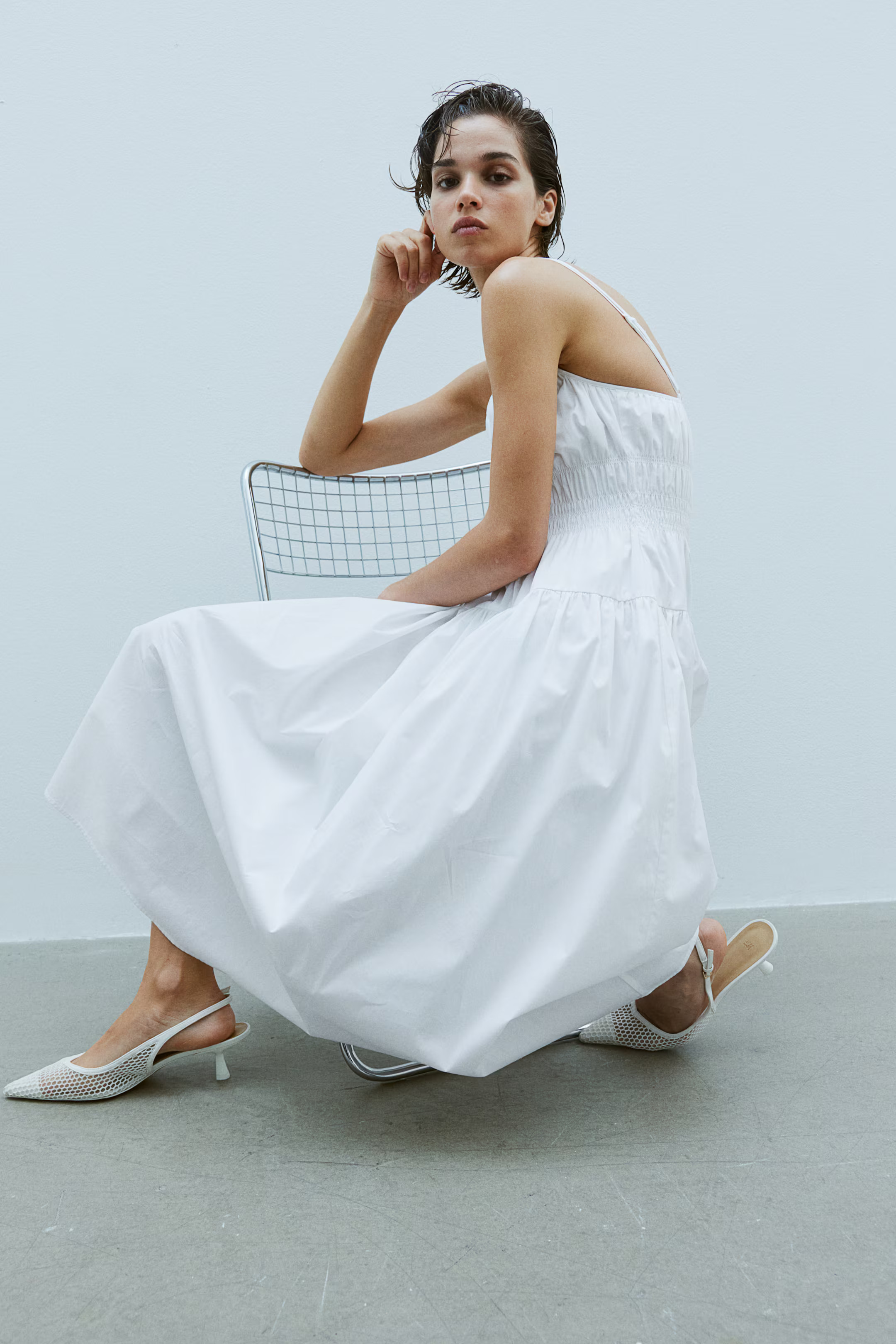 Baumwollkleid mit gesmokter Taillenpasse - V-Ausschnitt - Ärmellos - Weiß - Ladies | H&M AT | H&M (DE, AT, CH, NL, FI)