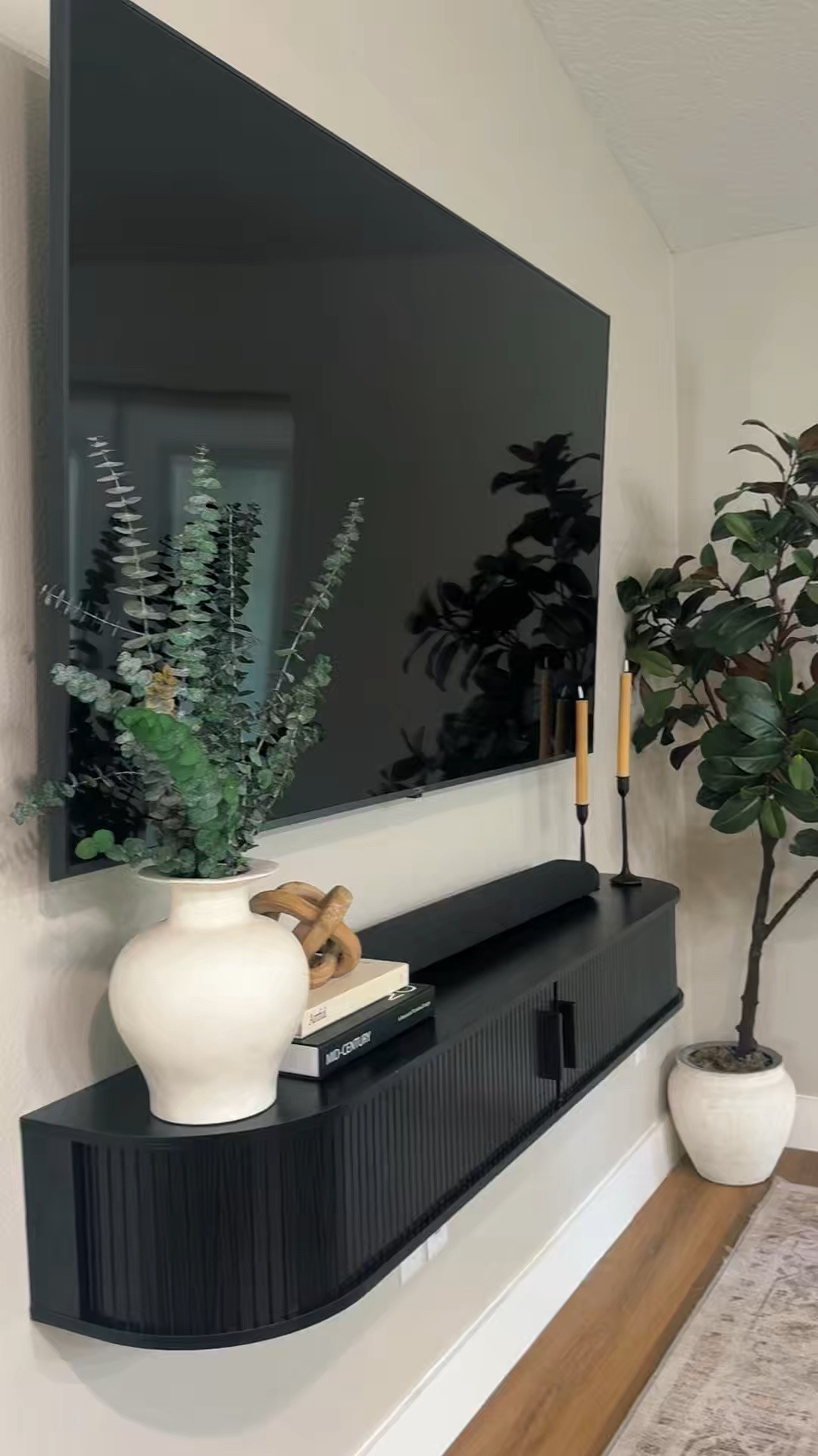 One shelf, endless styling possibilities. 🤍 Loving how this floating shelf adds character and dimension while keeping the space feeling clean and intentional.
#AmazonFinds #ShelfDecor #NeutralHome #HomeStyling #LTKHome

#LTKHome