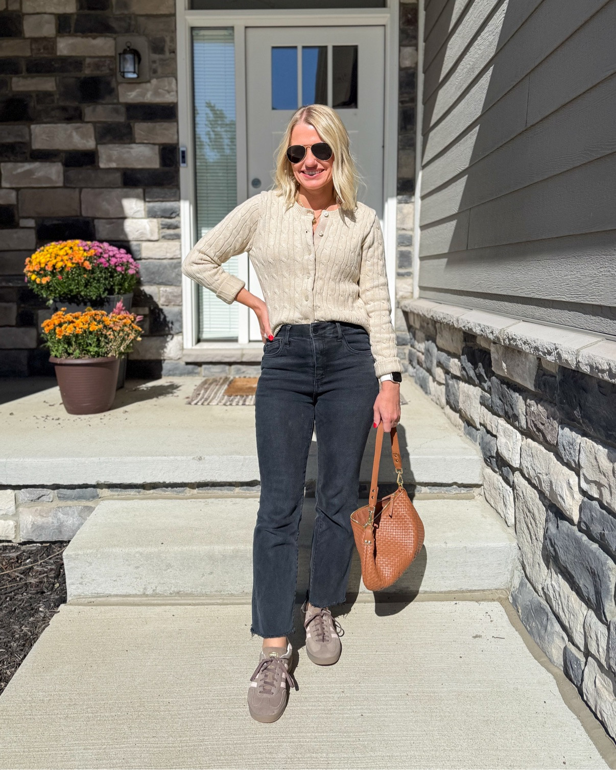 Outfit of the day 🤍 Cream cable-knit cardigan + black jeans + sneakers. A classic combo that never misses. #ootd #whatiwore #falloutfit #blackjeans #petitestyle