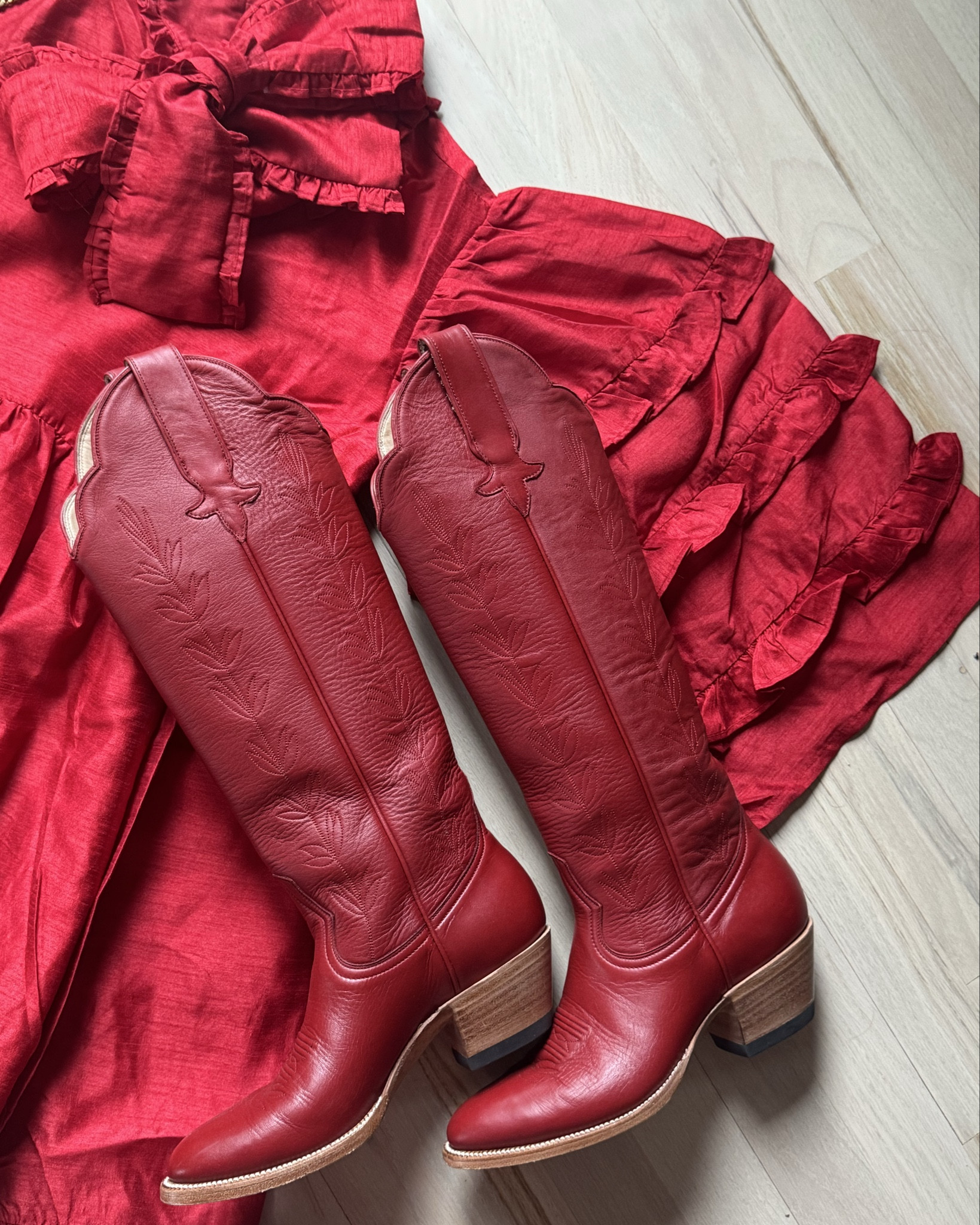 All wrapped up in holiday cheer with Heirloom Field’s Red Vine Boots! 🎁

#LTKWatchNow #LTKHoliday #LTKGiftGuide